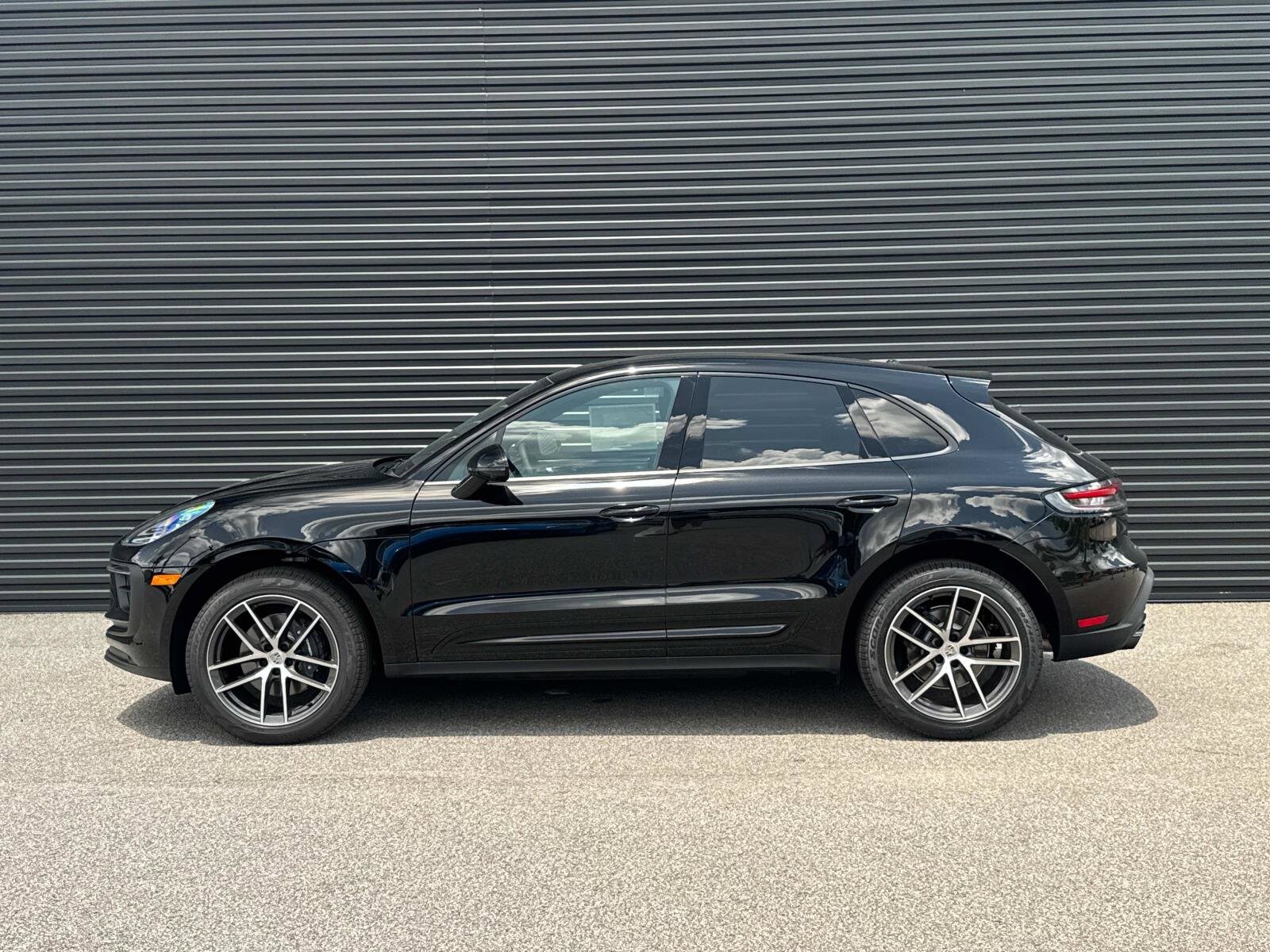 2025 Porsche Macan T photo 2