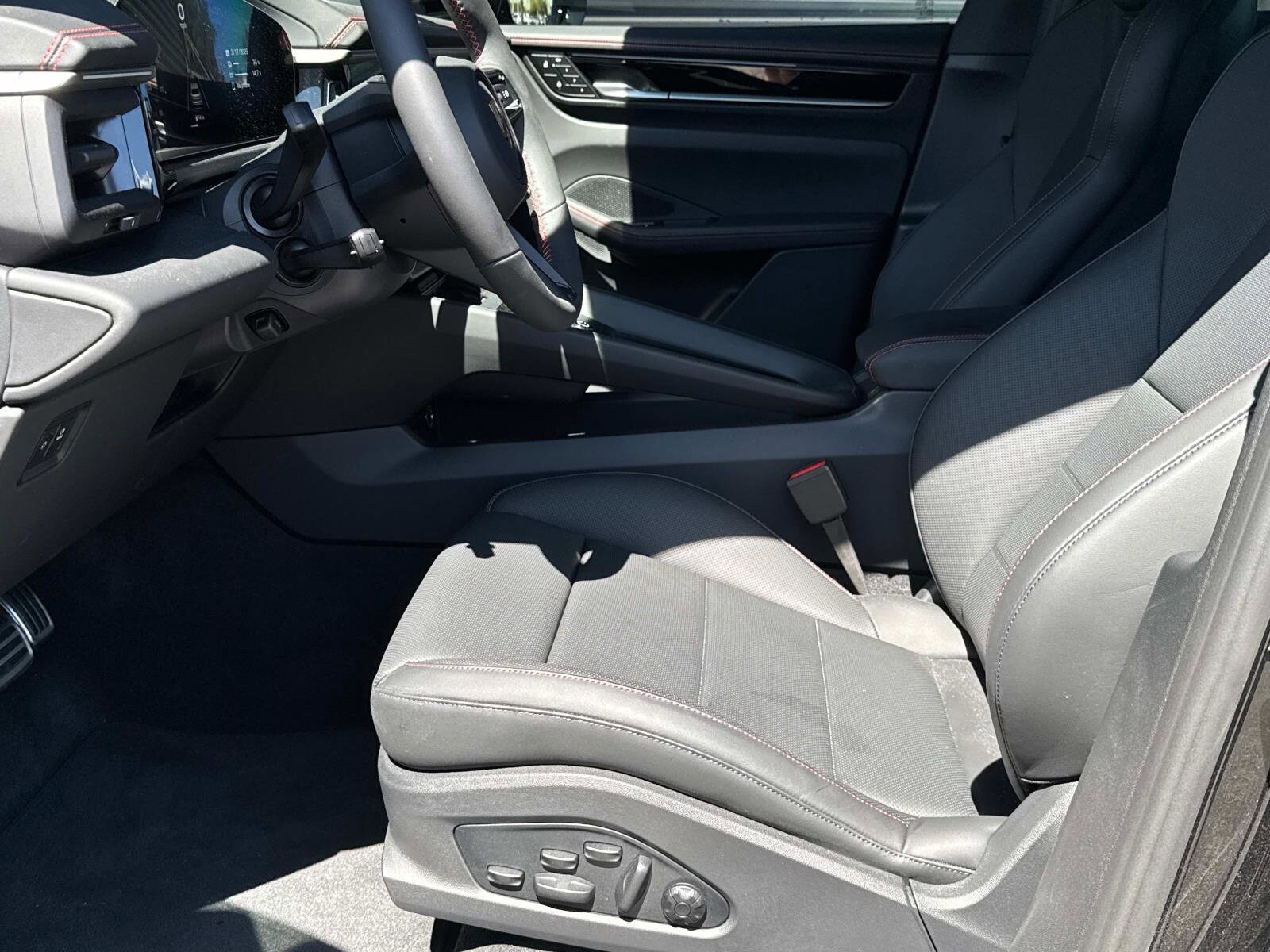 2025 Porsche Macan S - Photo 21