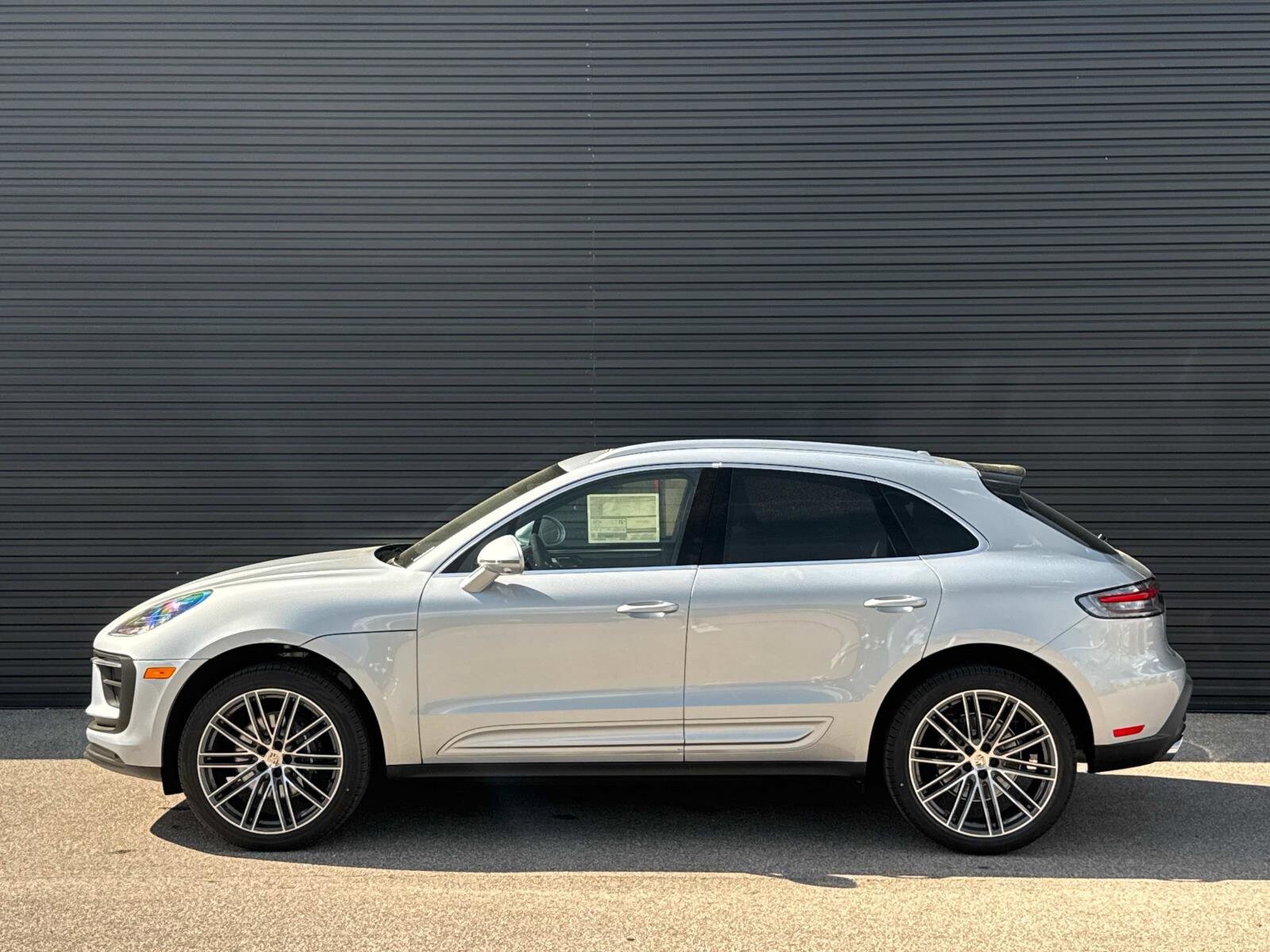 2025 Porsche Macan photo 2