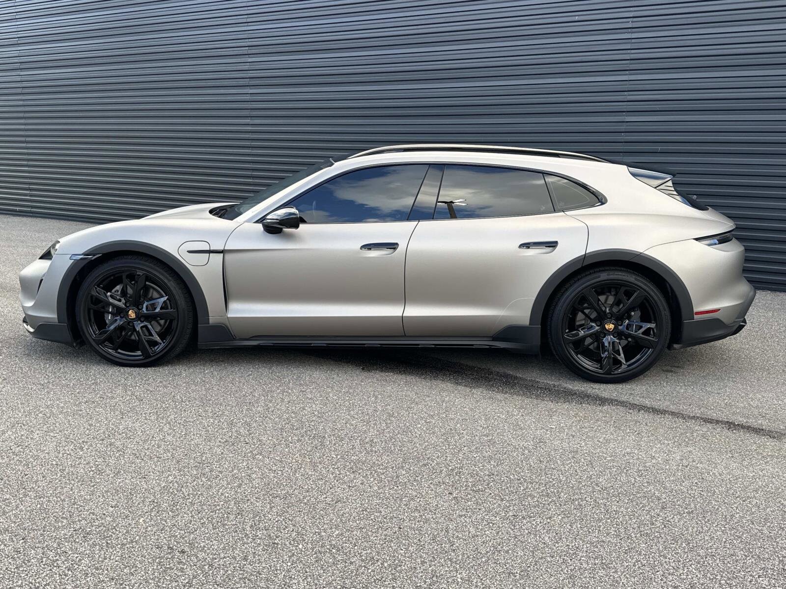 2023 Porsche Taycan Cross Turismo 4 photo 2