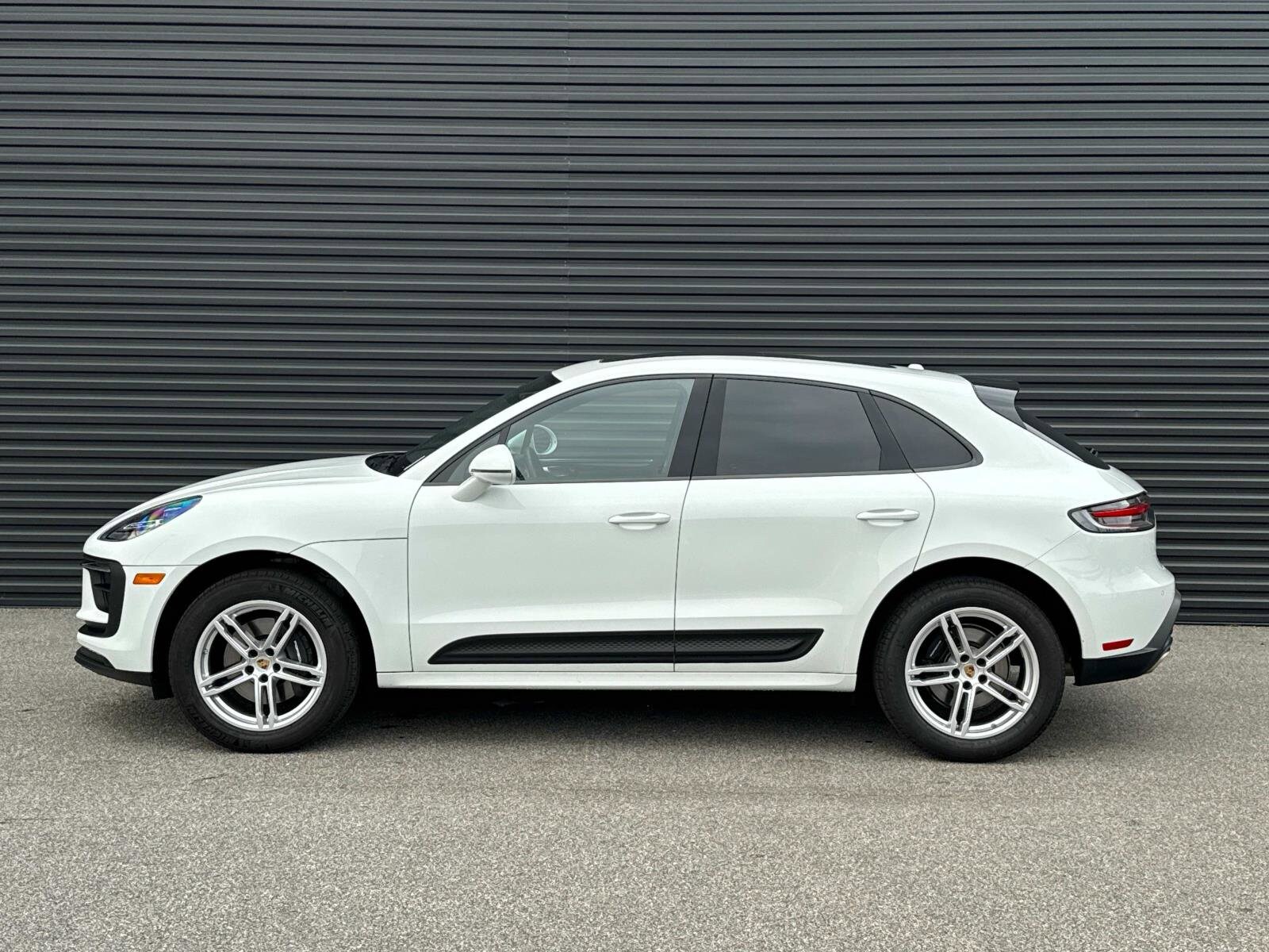 2025 Porsche Macan photo 2