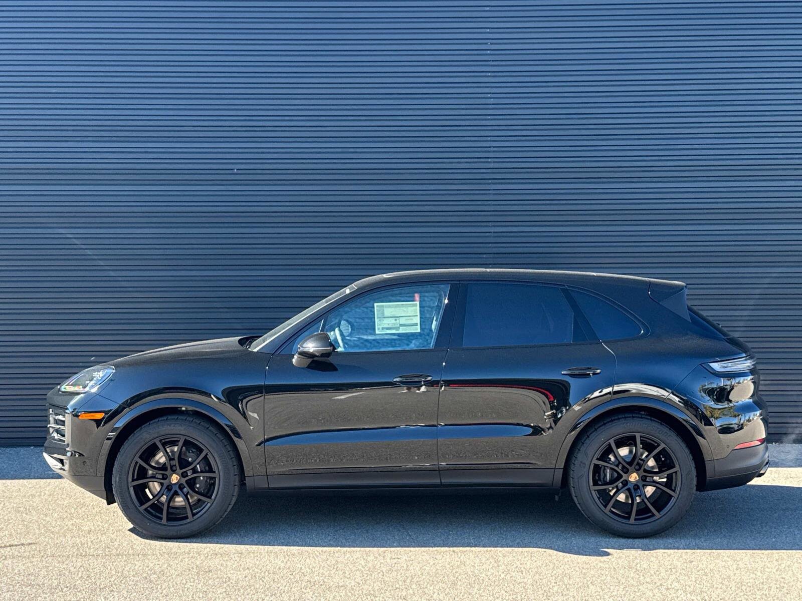 2025 Porsche Cayenne photo 2