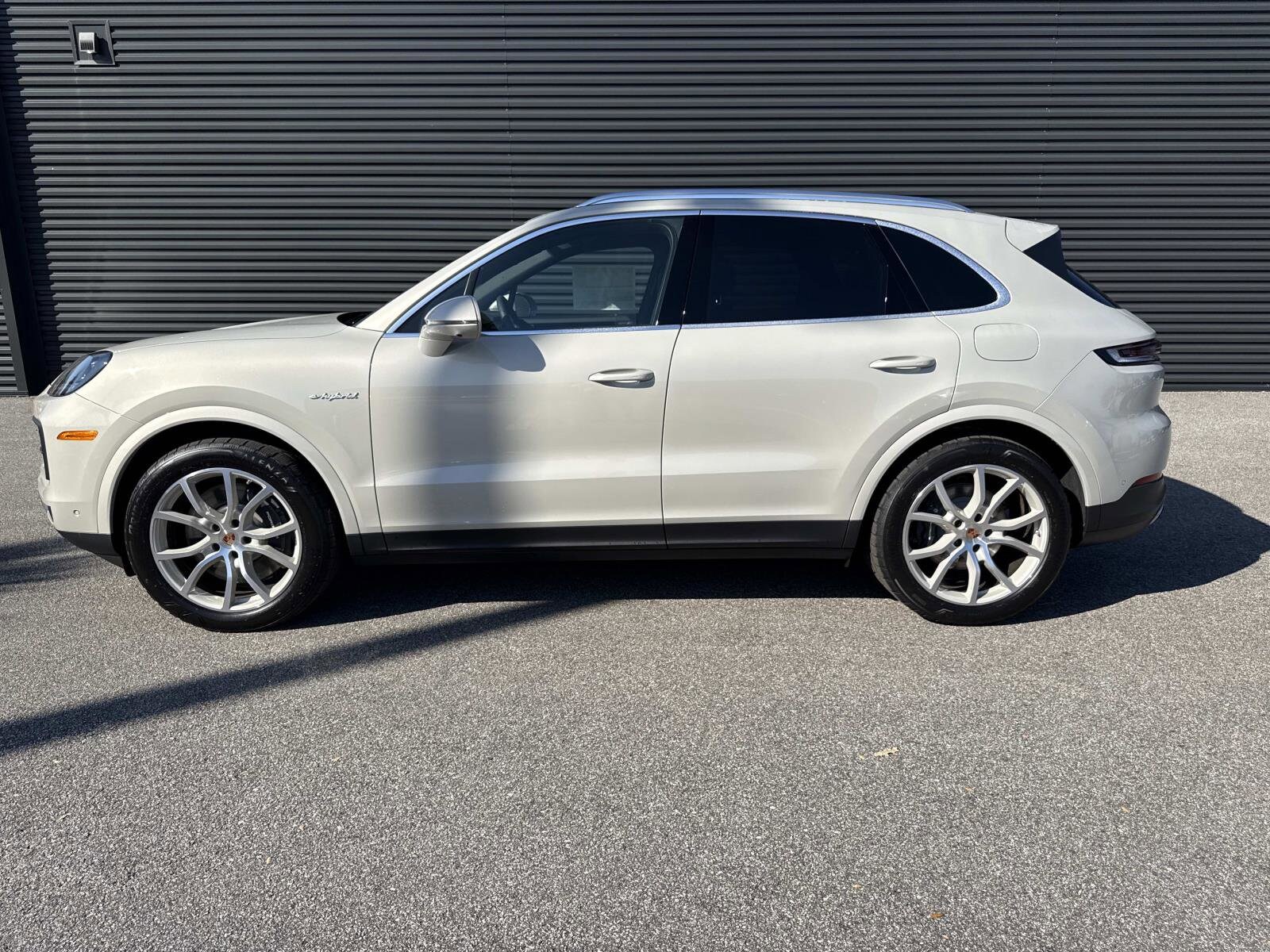 2026 Porsche Cayenne E-Hybrid photo 2