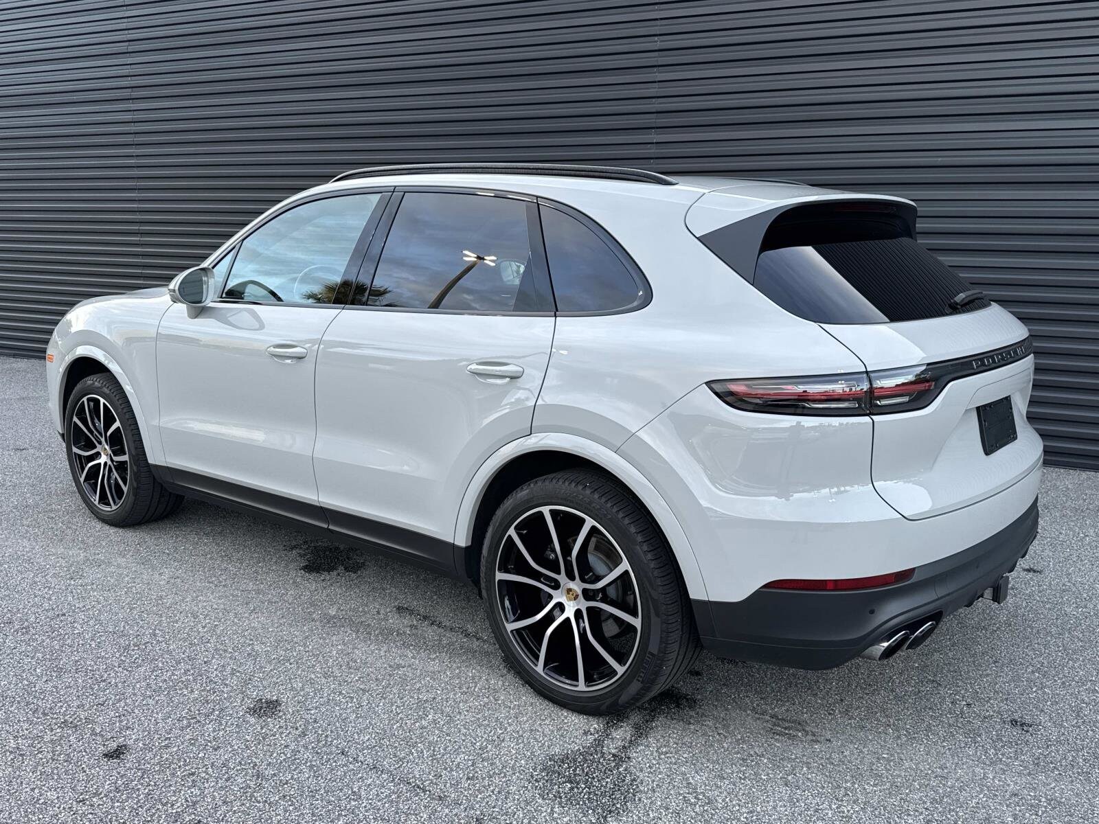 2023 Porsche Cayenne Platinum Edition photo 3