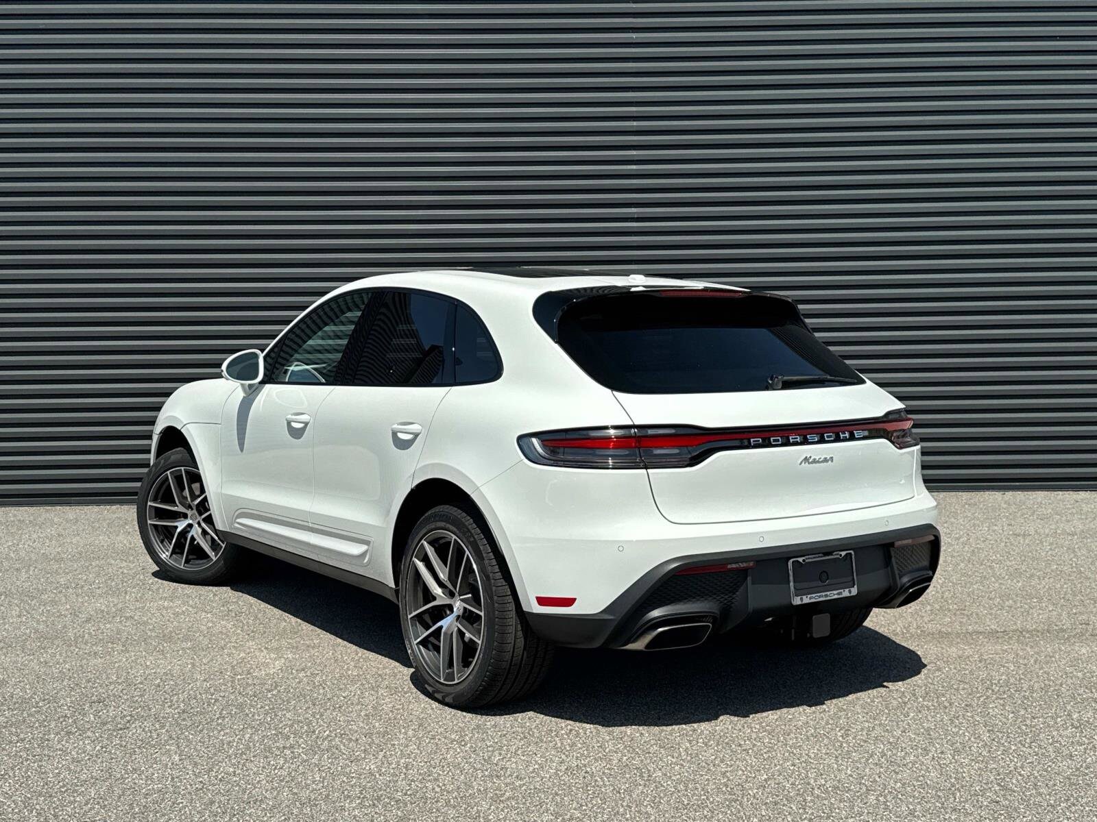 2025 Porsche Macan S photo 3