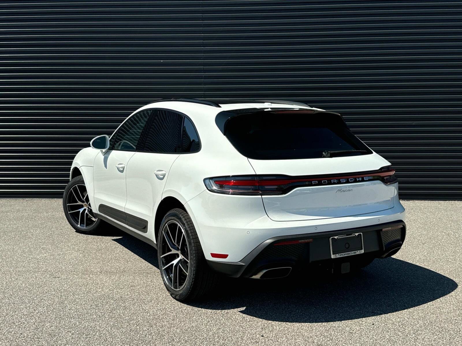 2025 Porsche Macan photo 3