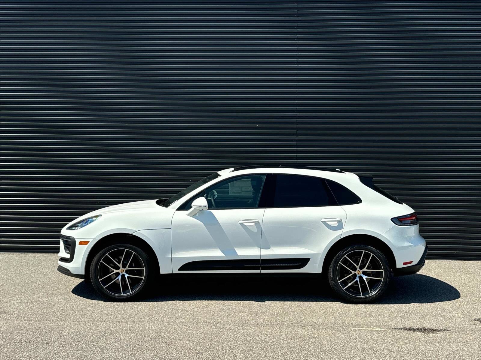 2025 Porsche Macan photo 2