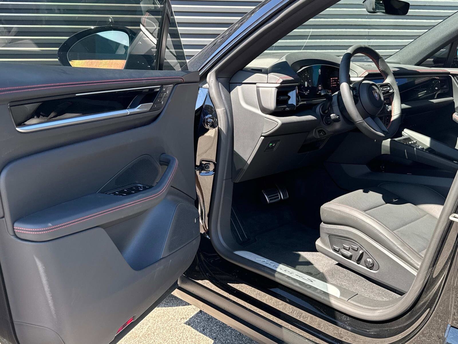2025 Porsche Macan S - Photo 17