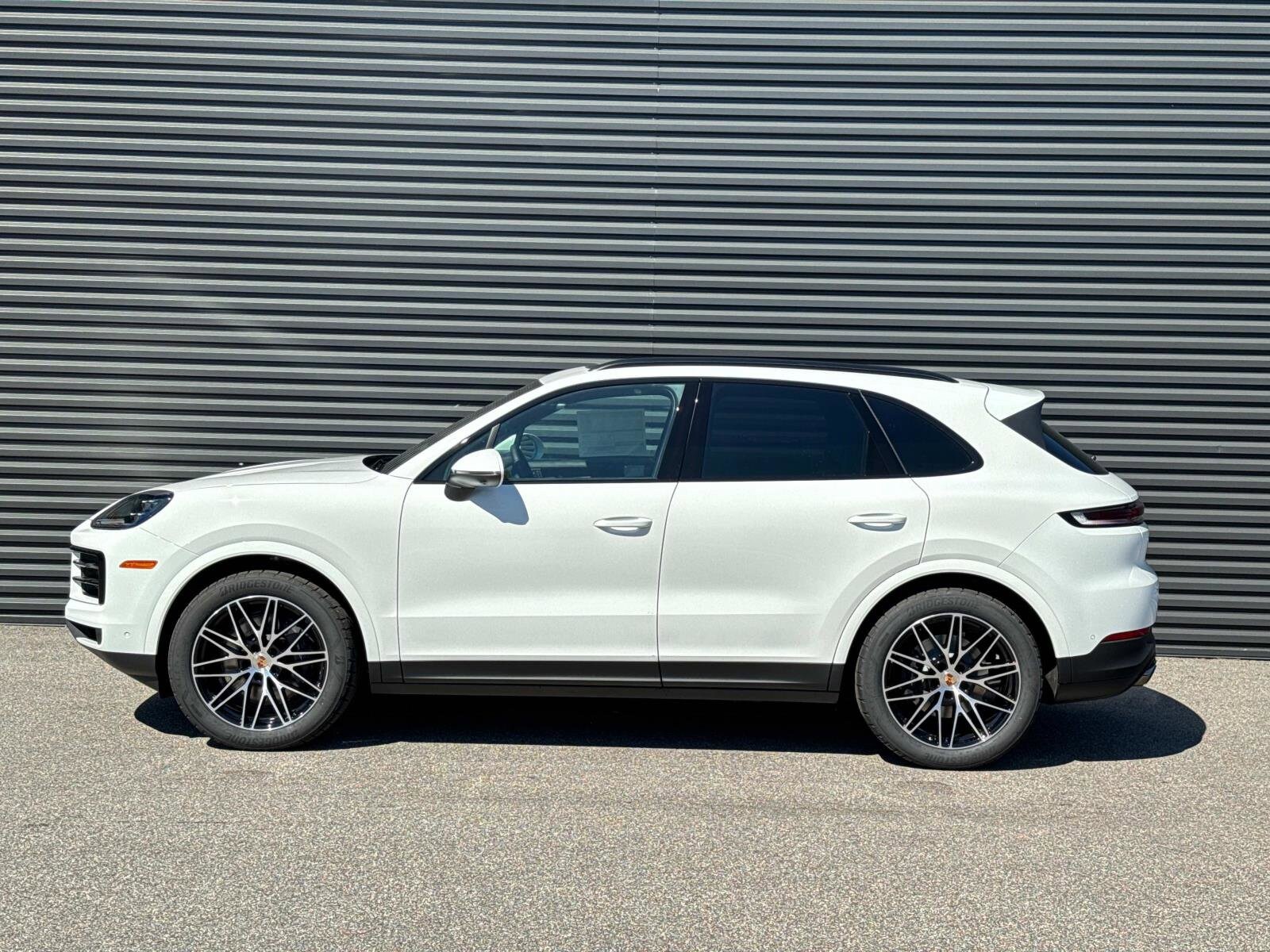 2025 Porsche Cayenne photo 2