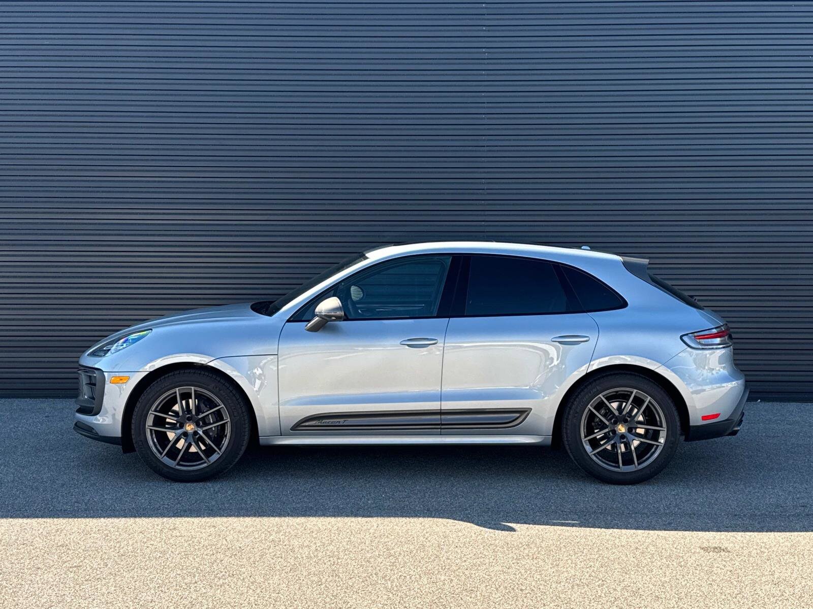2025 Porsche Macan T photo 2