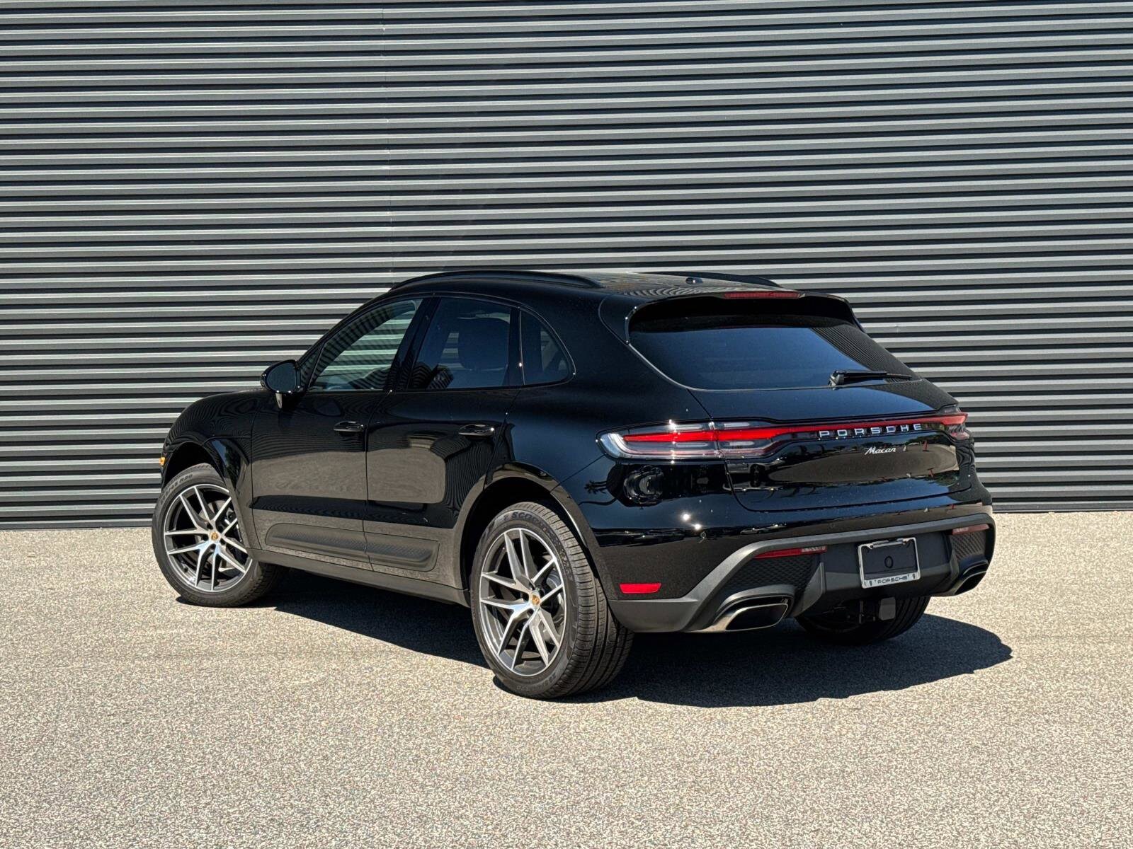 2025 Porsche Macan S photo 3