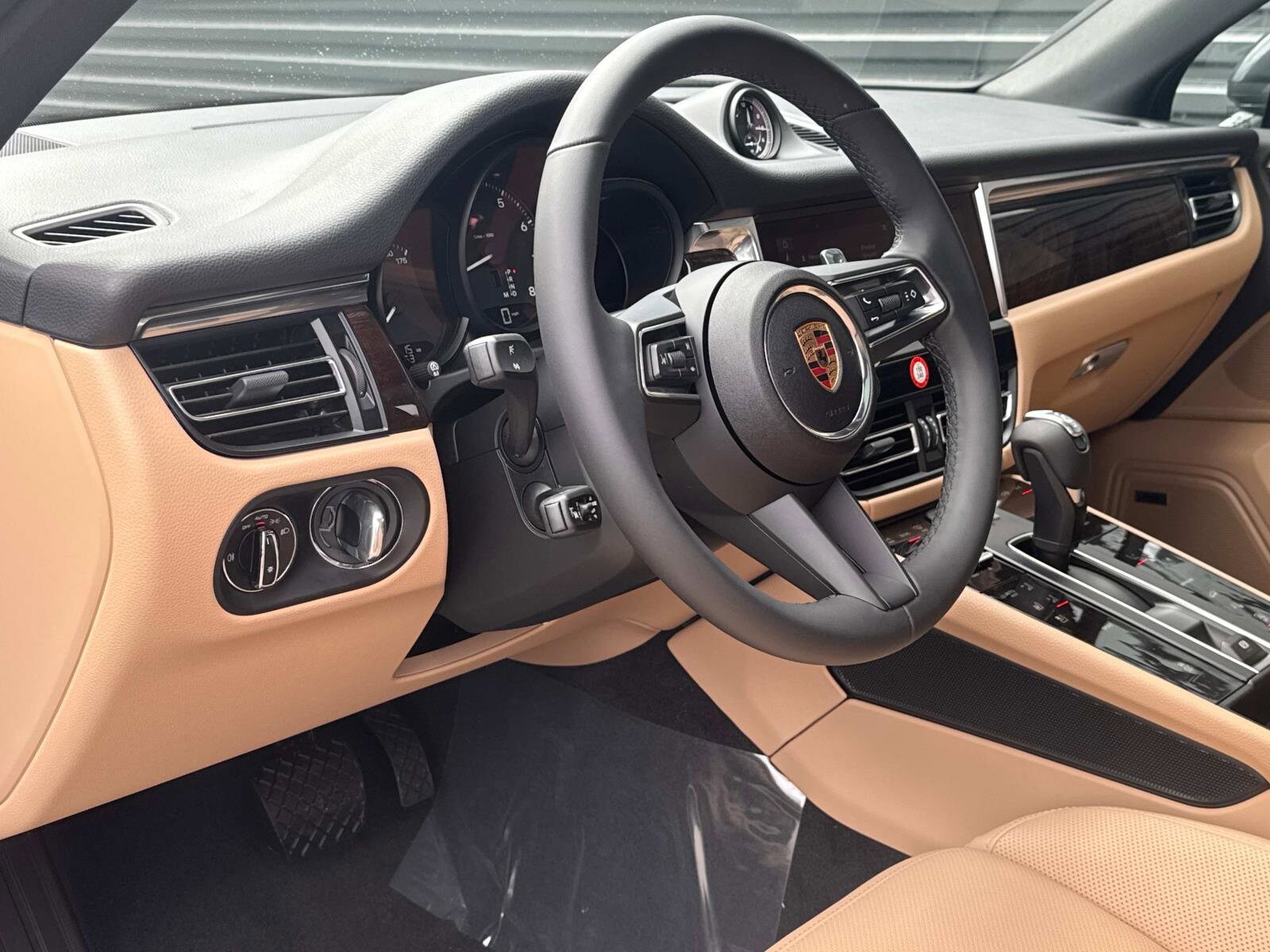 2025 Porsche Macan T photo 4