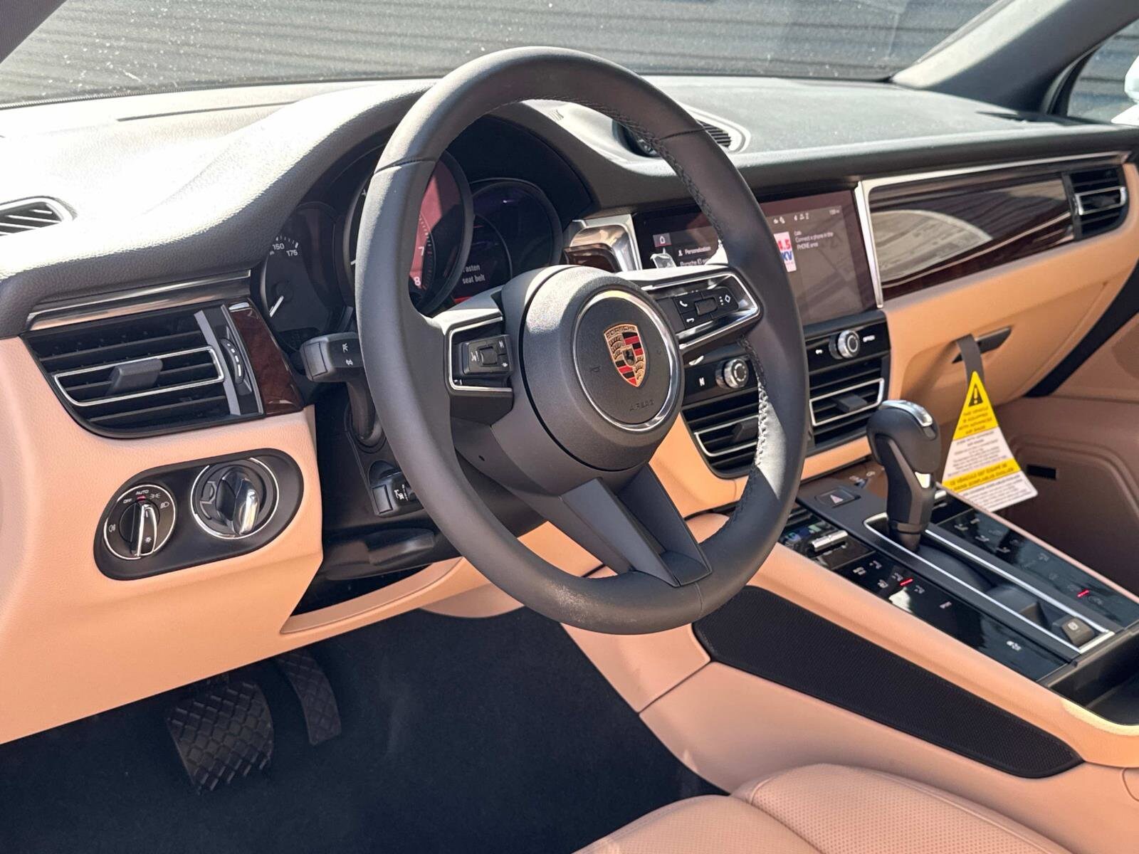 2025 Porsche Macan photo 4