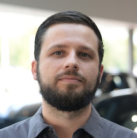 Staff member Kamil from ID_e80797289e82