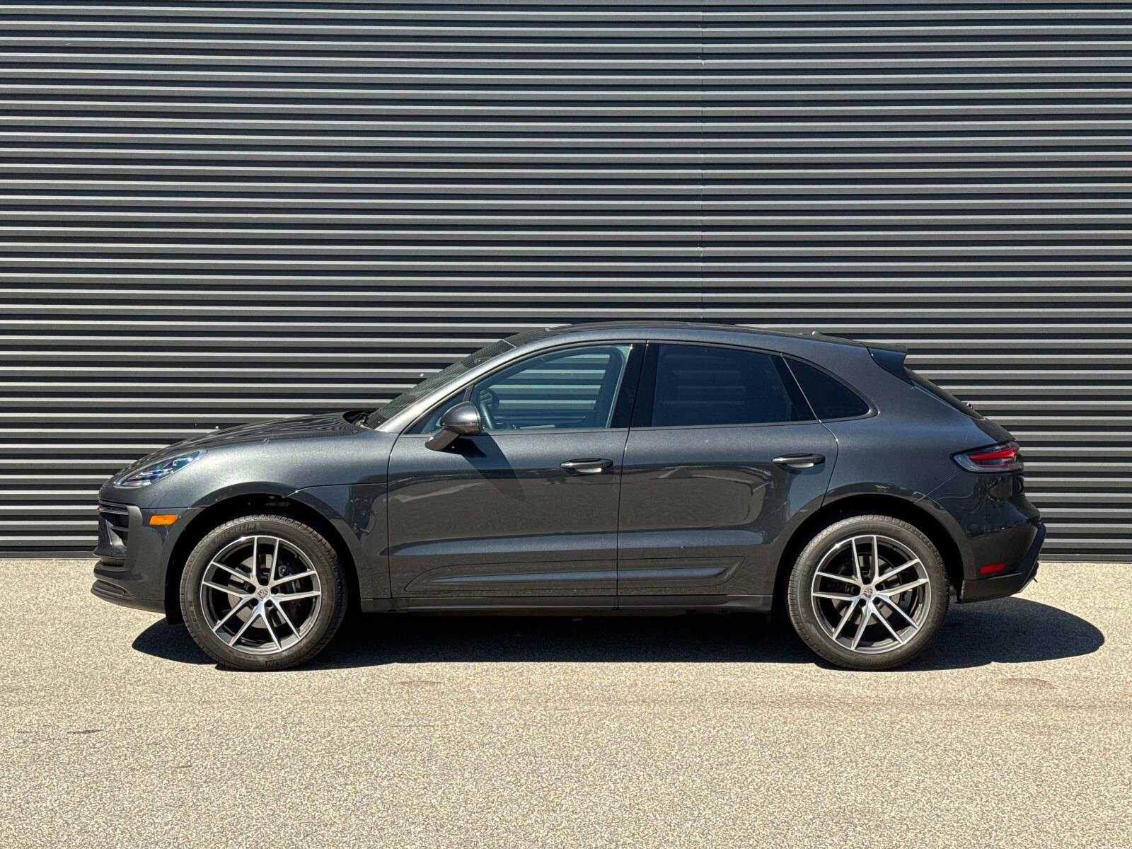 2025 Porsche Macan photo 2