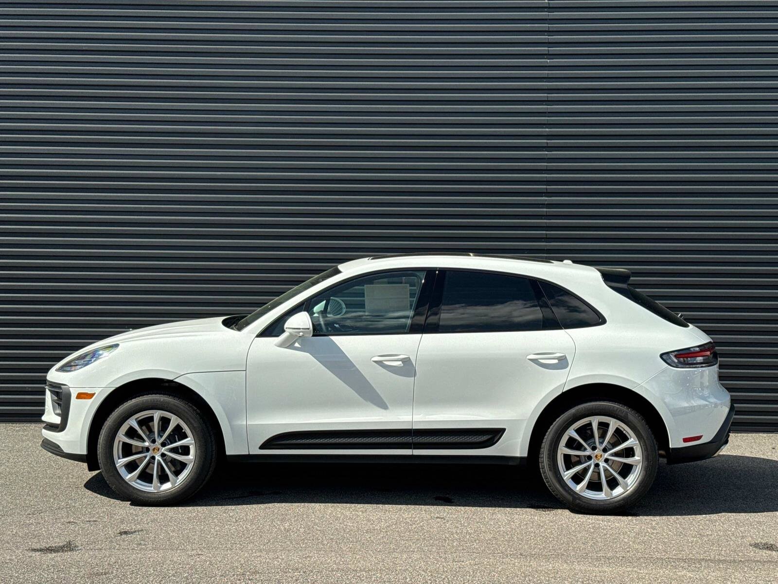 2025 Porsche Macan photo 2