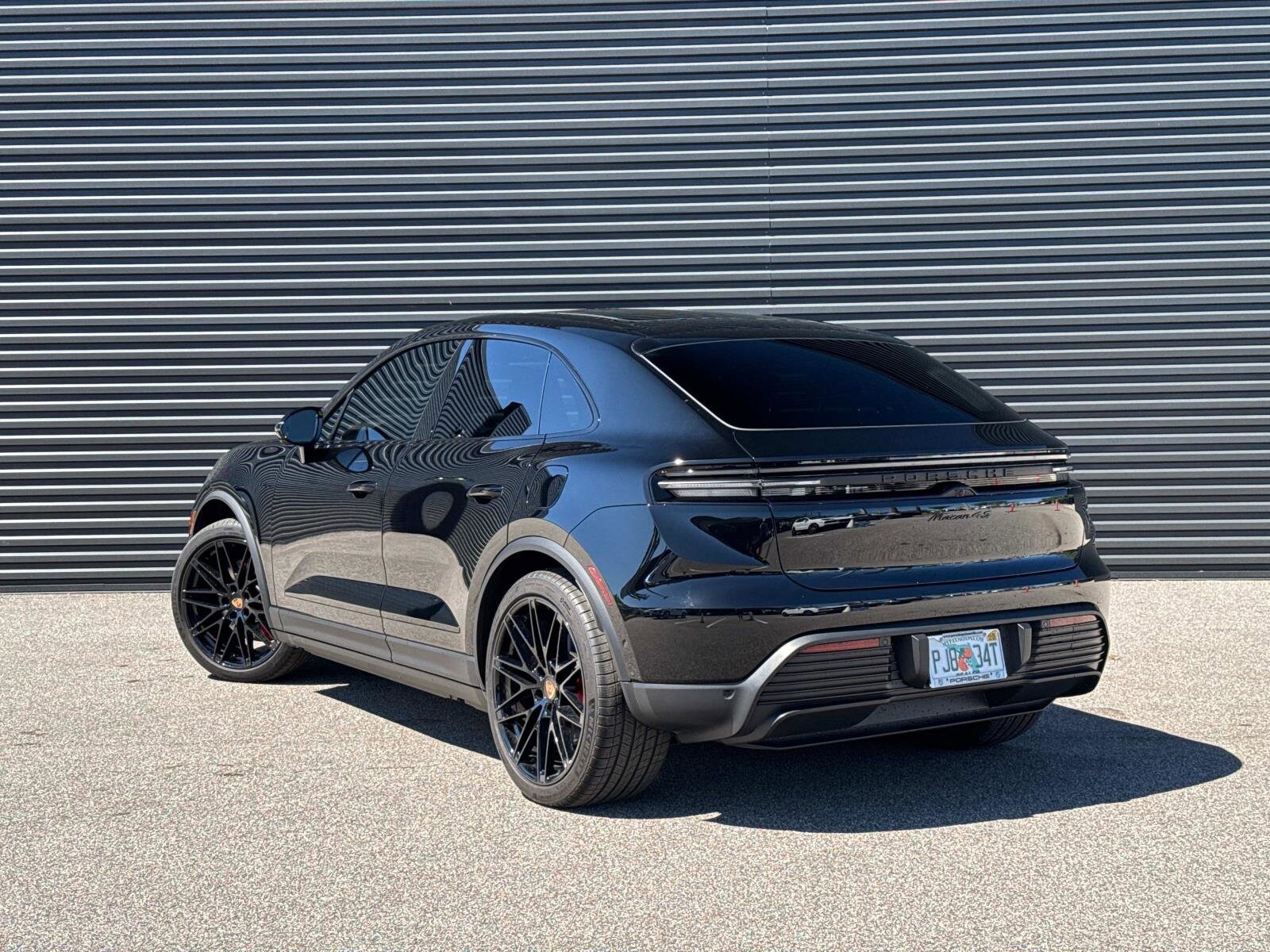 2025 Porsche Macan Electric photo 3