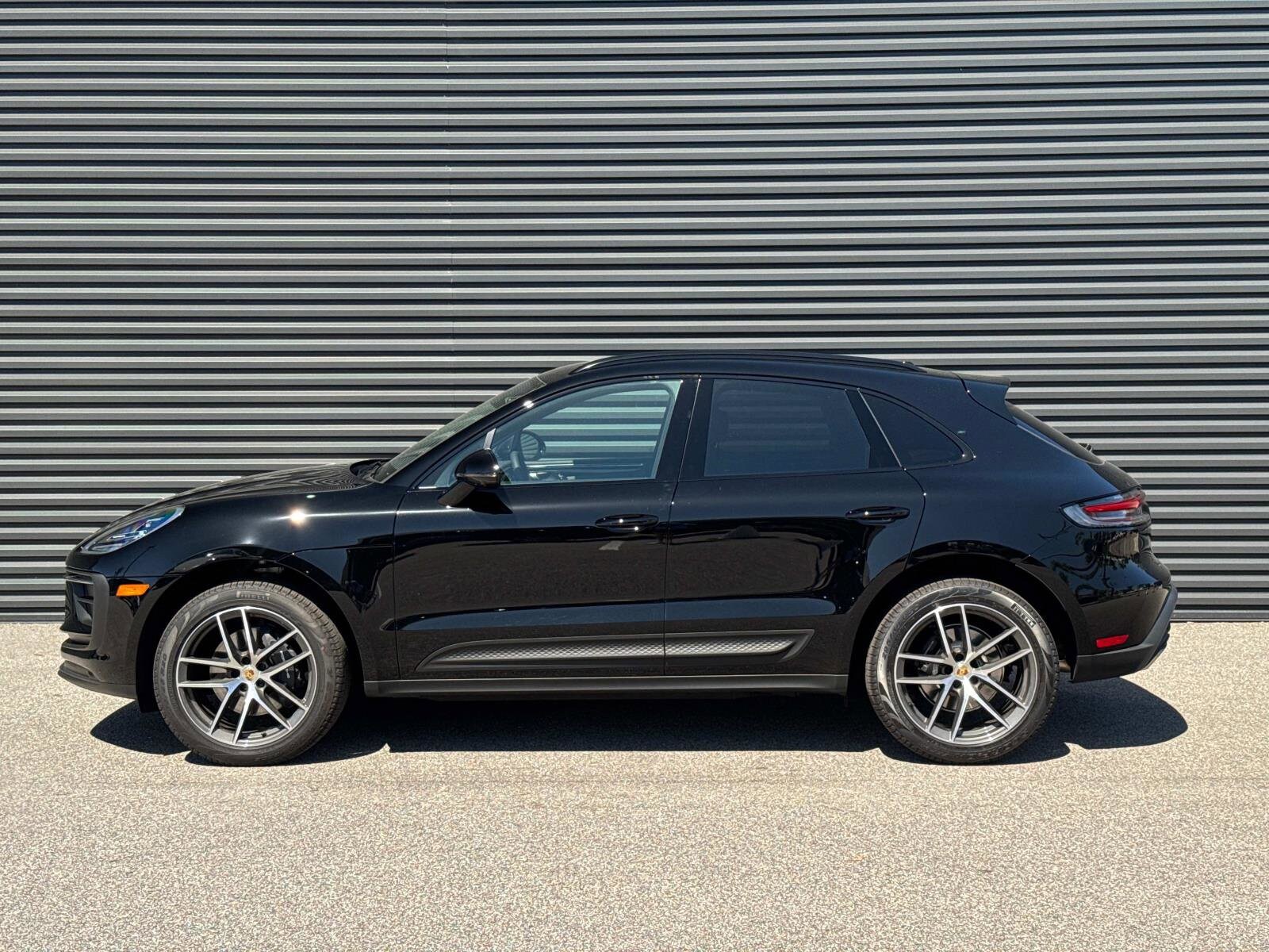 2025 Porsche Macan S photo 2