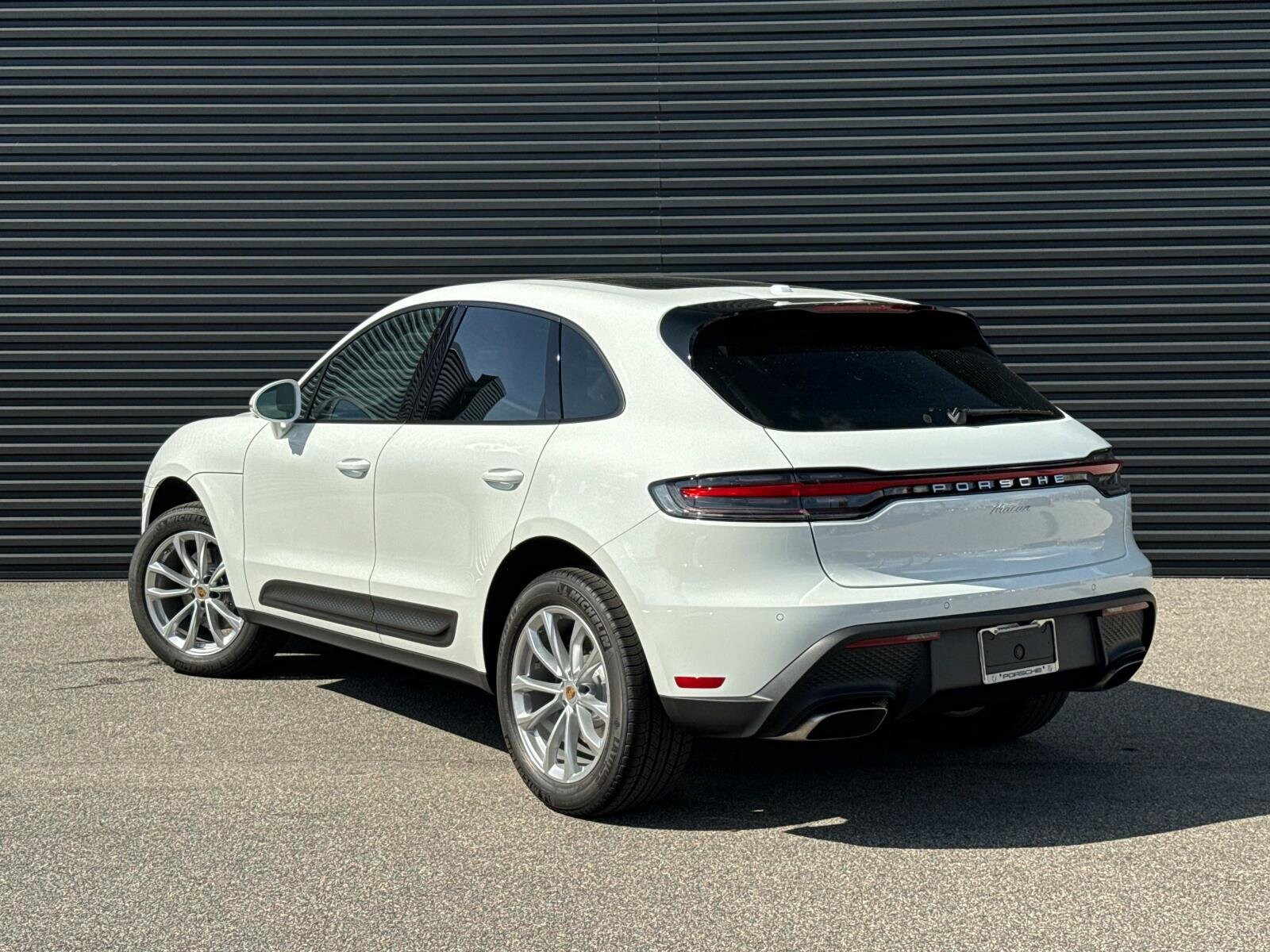 2025 Porsche Macan photo 3