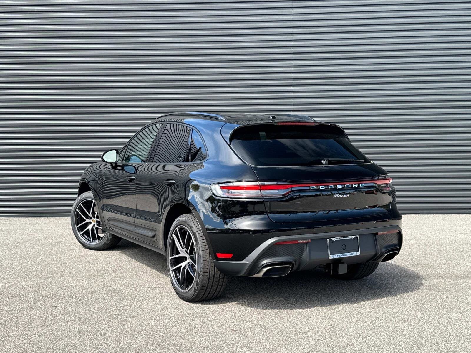 2025 Porsche Macan S photo 3