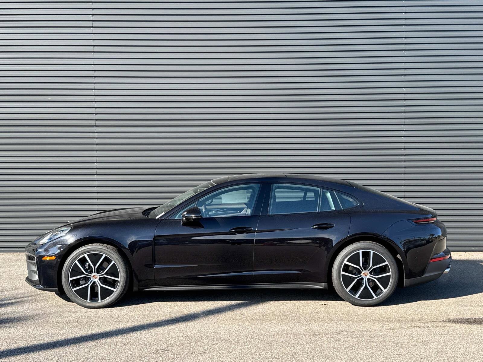 2025 Porsche Panamera 4 photo 2