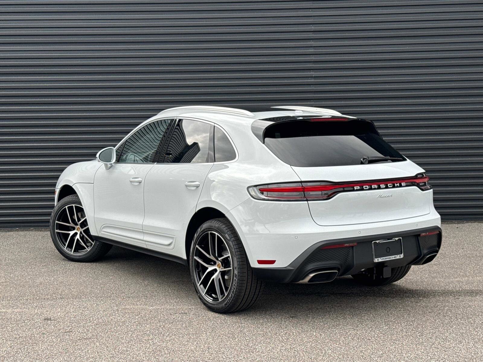 2025 Porsche Macan S photo 3