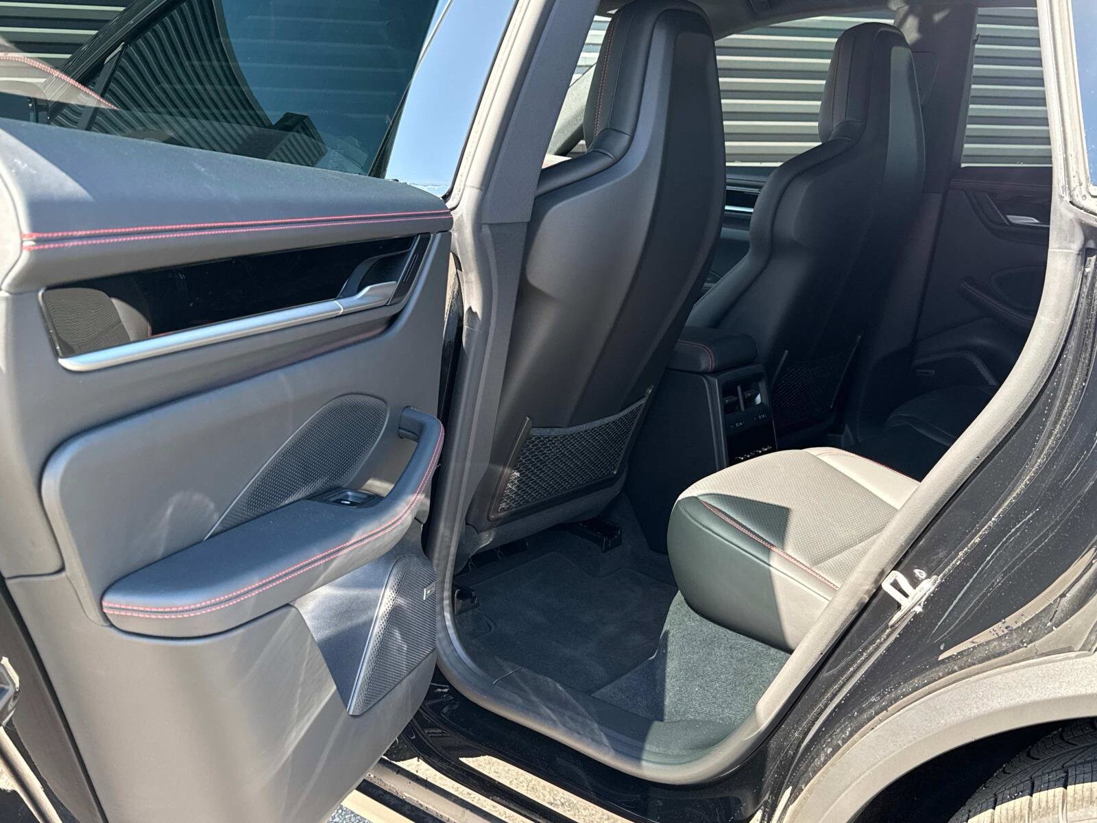 2025 Porsche Macan S - Photo 12