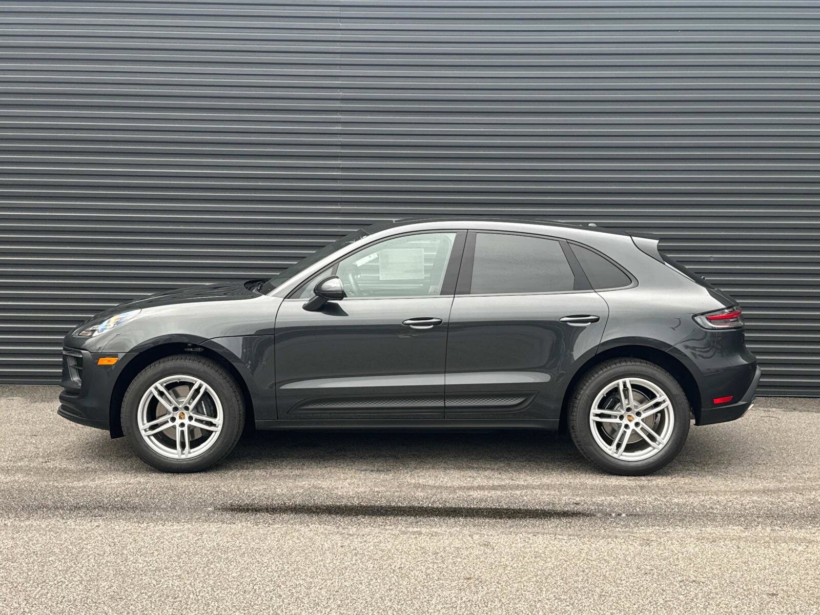 2025 Porsche Macan T photo 2
