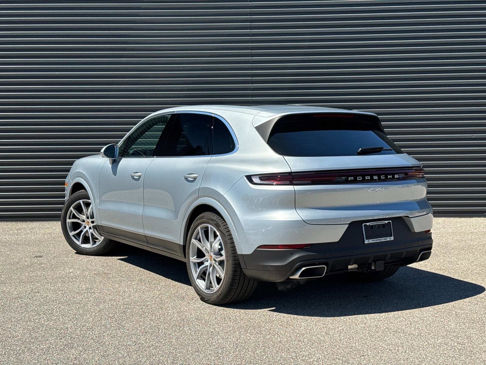 2025 Porsche Cayenne photo 3