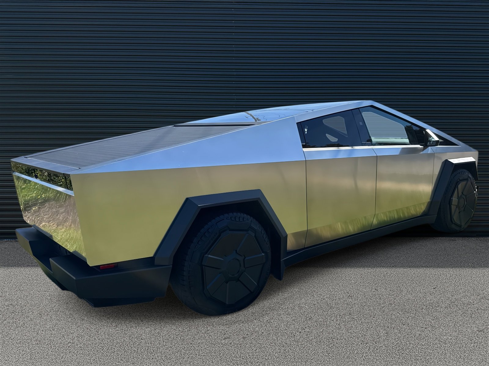 2024 Tesla Cybertruck photo 2