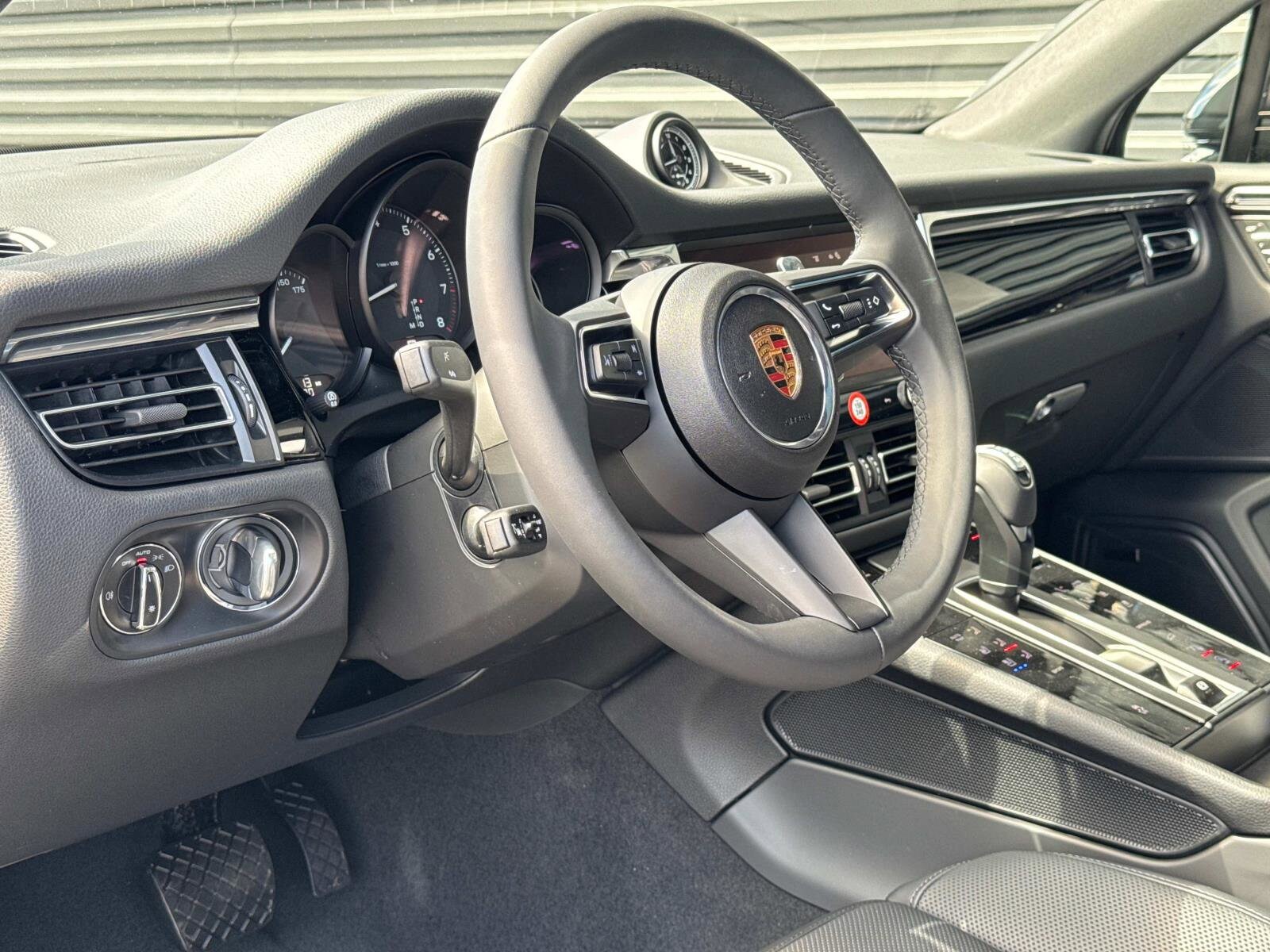 2025 Porsche Macan S photo 4