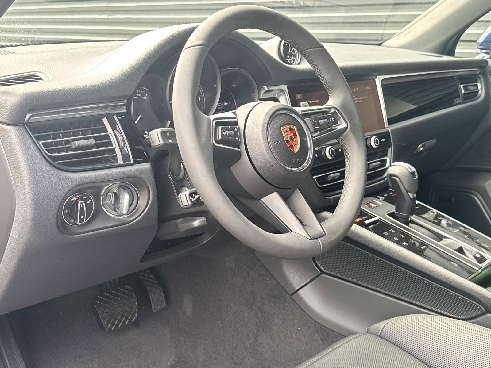 2025 Porsche Macan T photo 4
