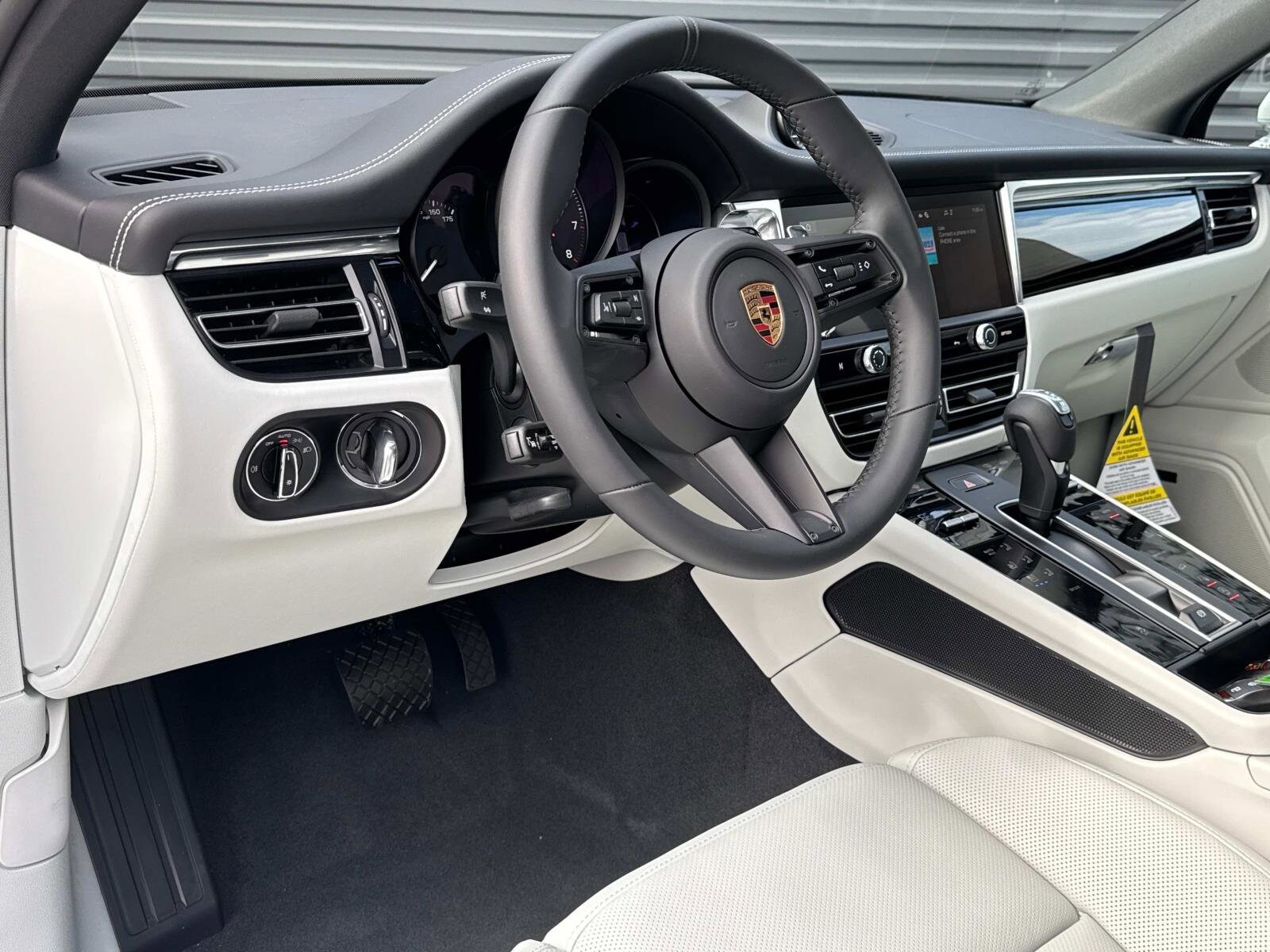 2025 Porsche Macan photo 4