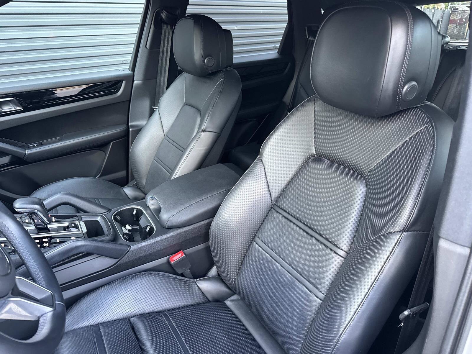 2023 Porsche Cayenne Platinum Edition photo 4