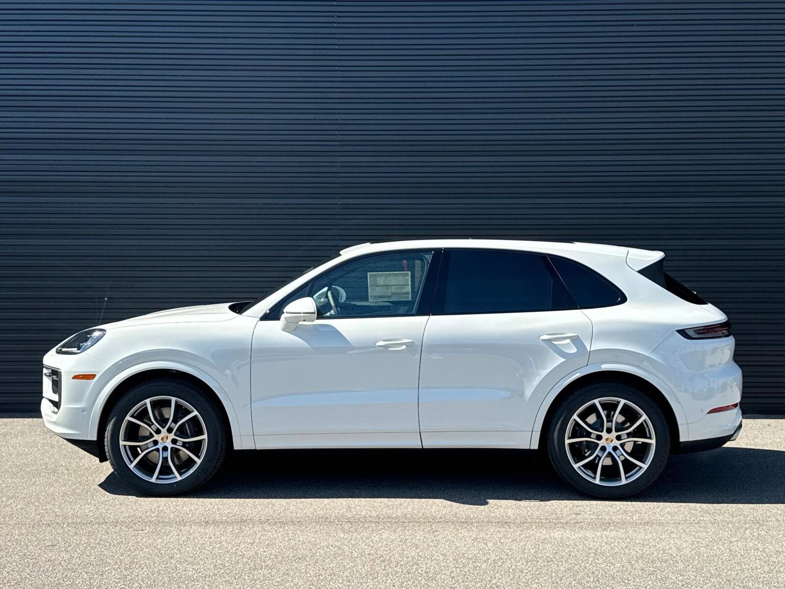 2025 Porsche Cayenne photo 2