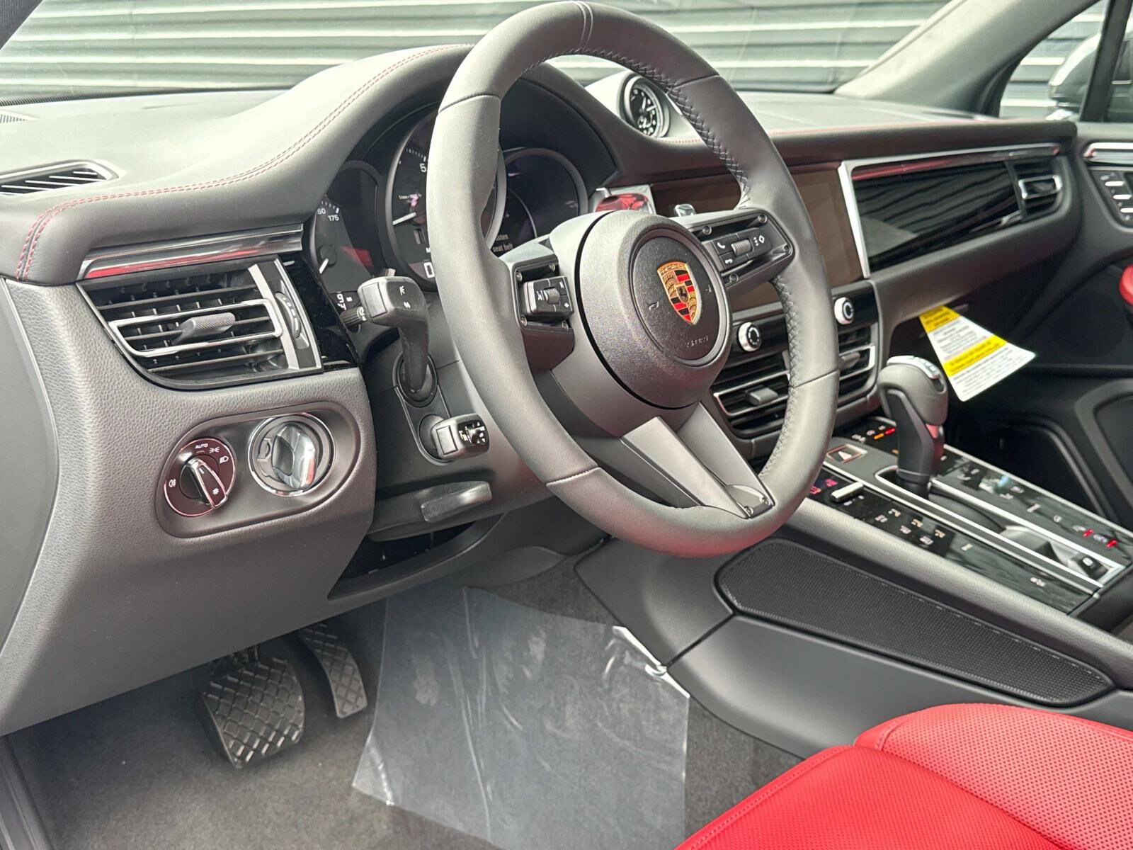 2025 Porsche Macan T photo 4