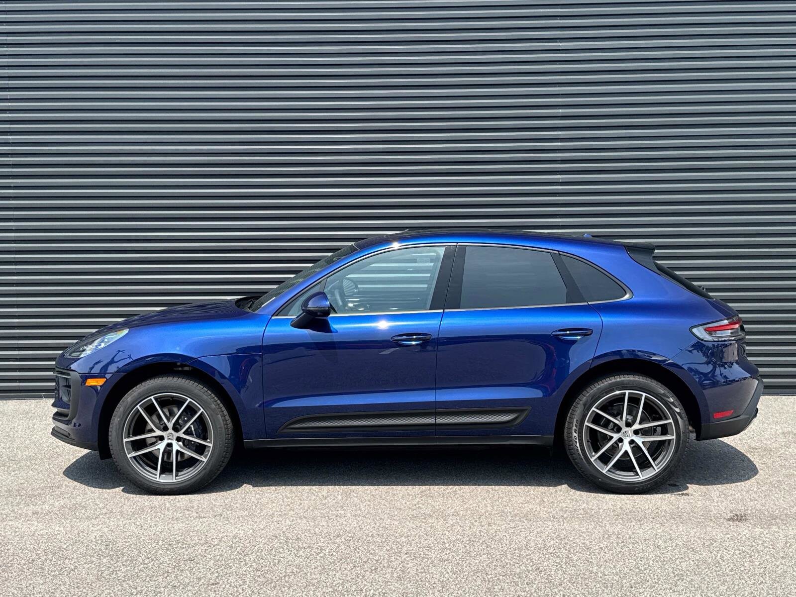 2025 Porsche Macan S photo 2