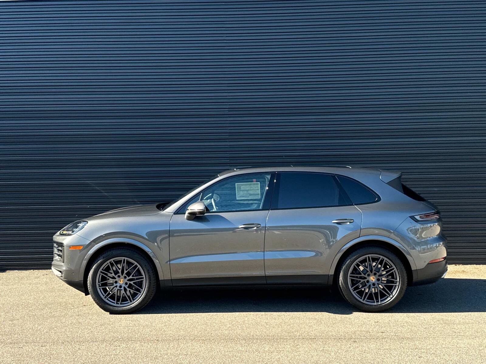 2025 Porsche Cayenne photo 2
