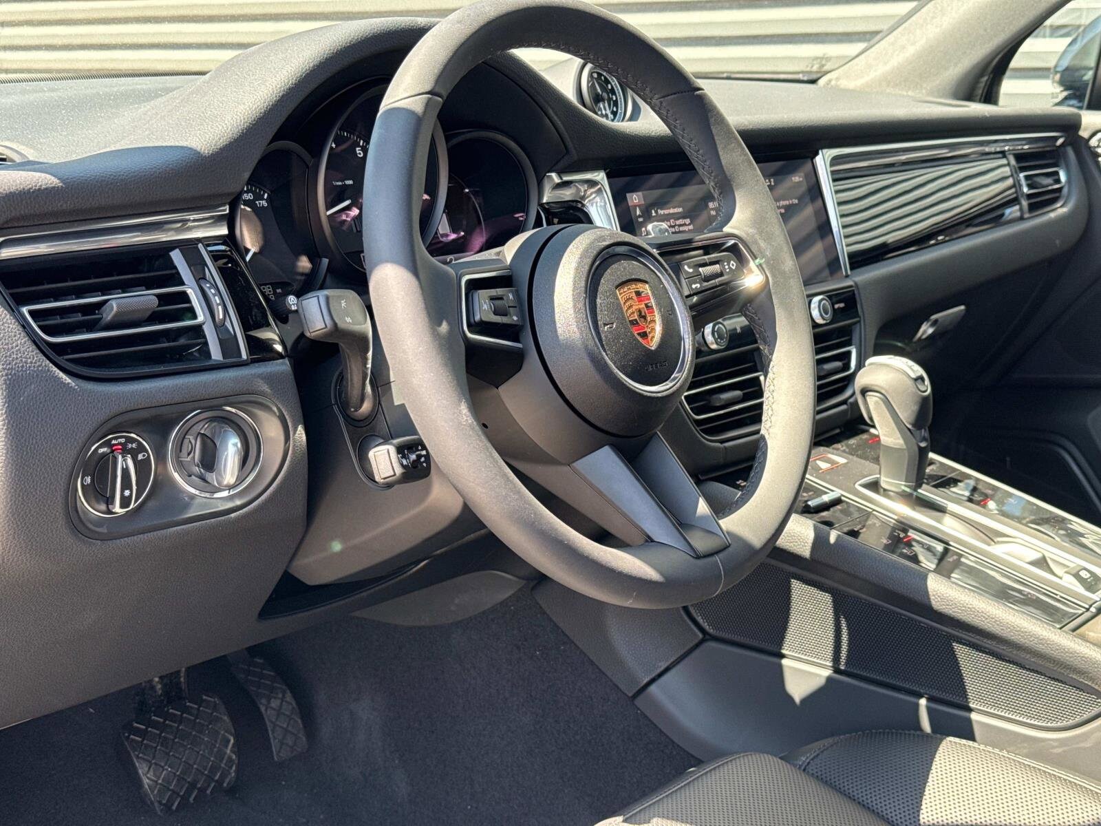 2025 Porsche Macan S photo 4