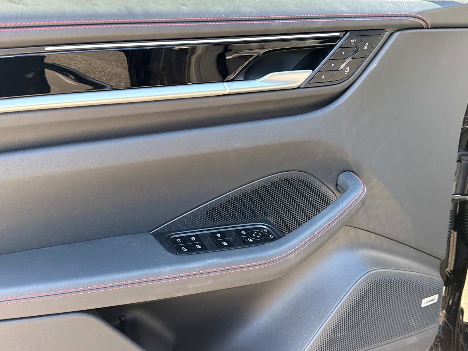 2025 Porsche Macan S - Photo 18