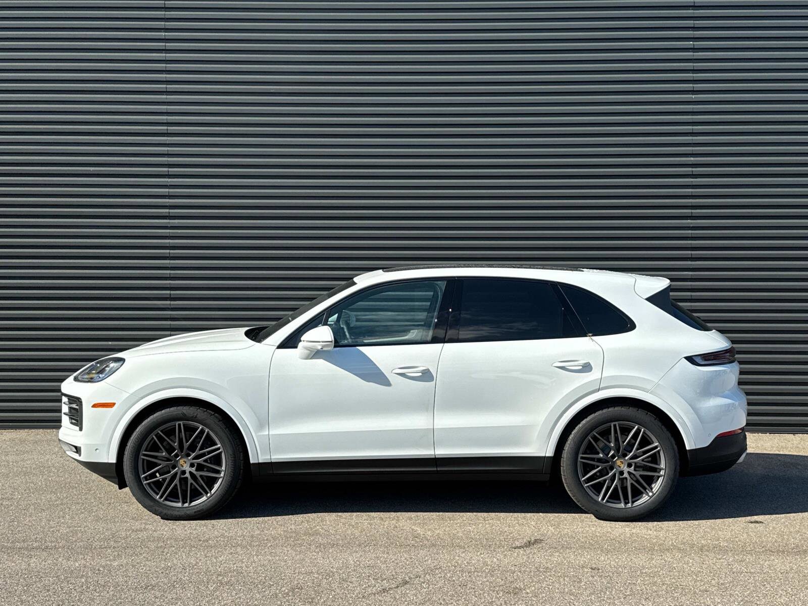 2024 Porsche Cayenne photo 2
