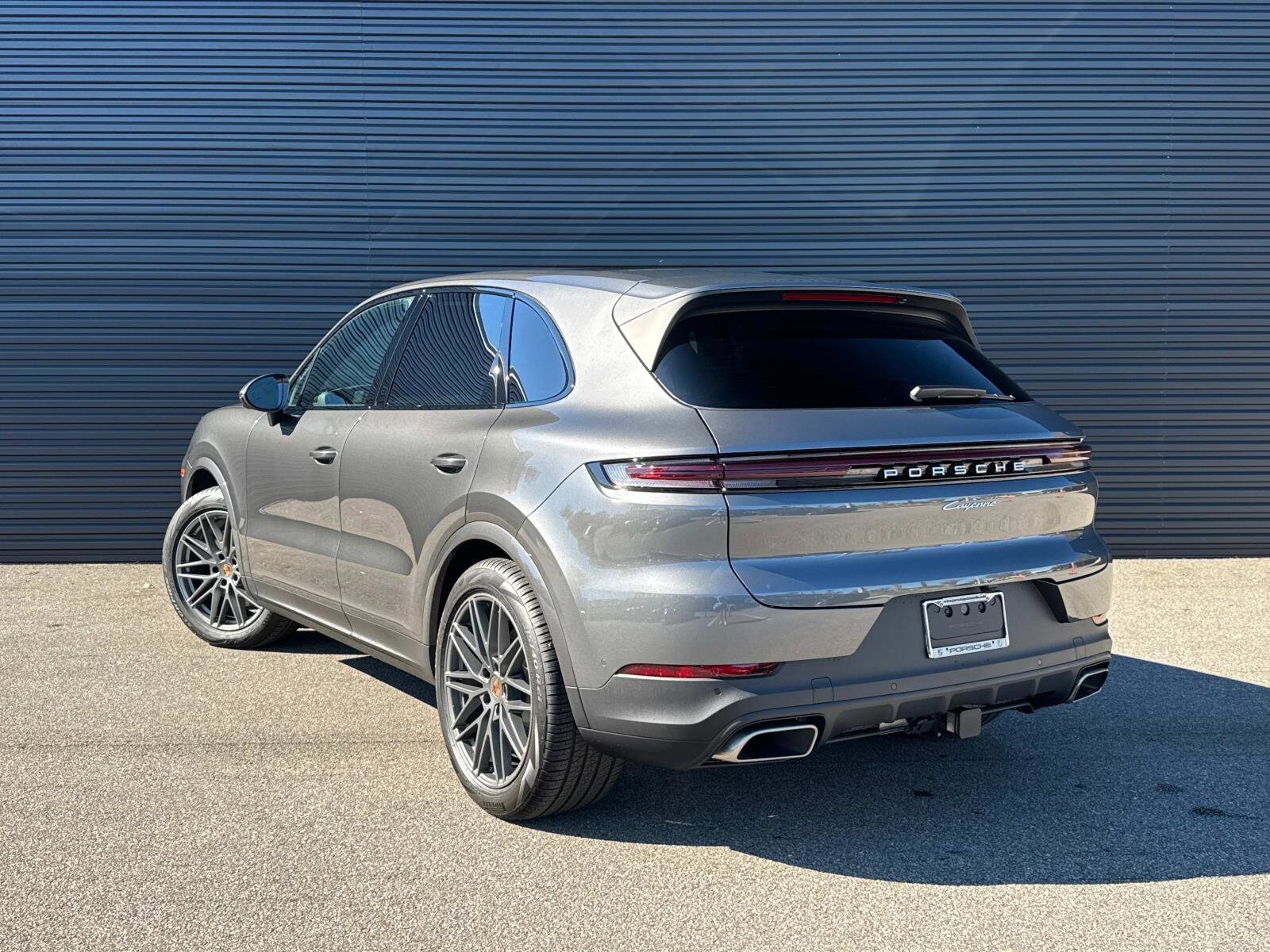 2025 Porsche Cayenne photo 3