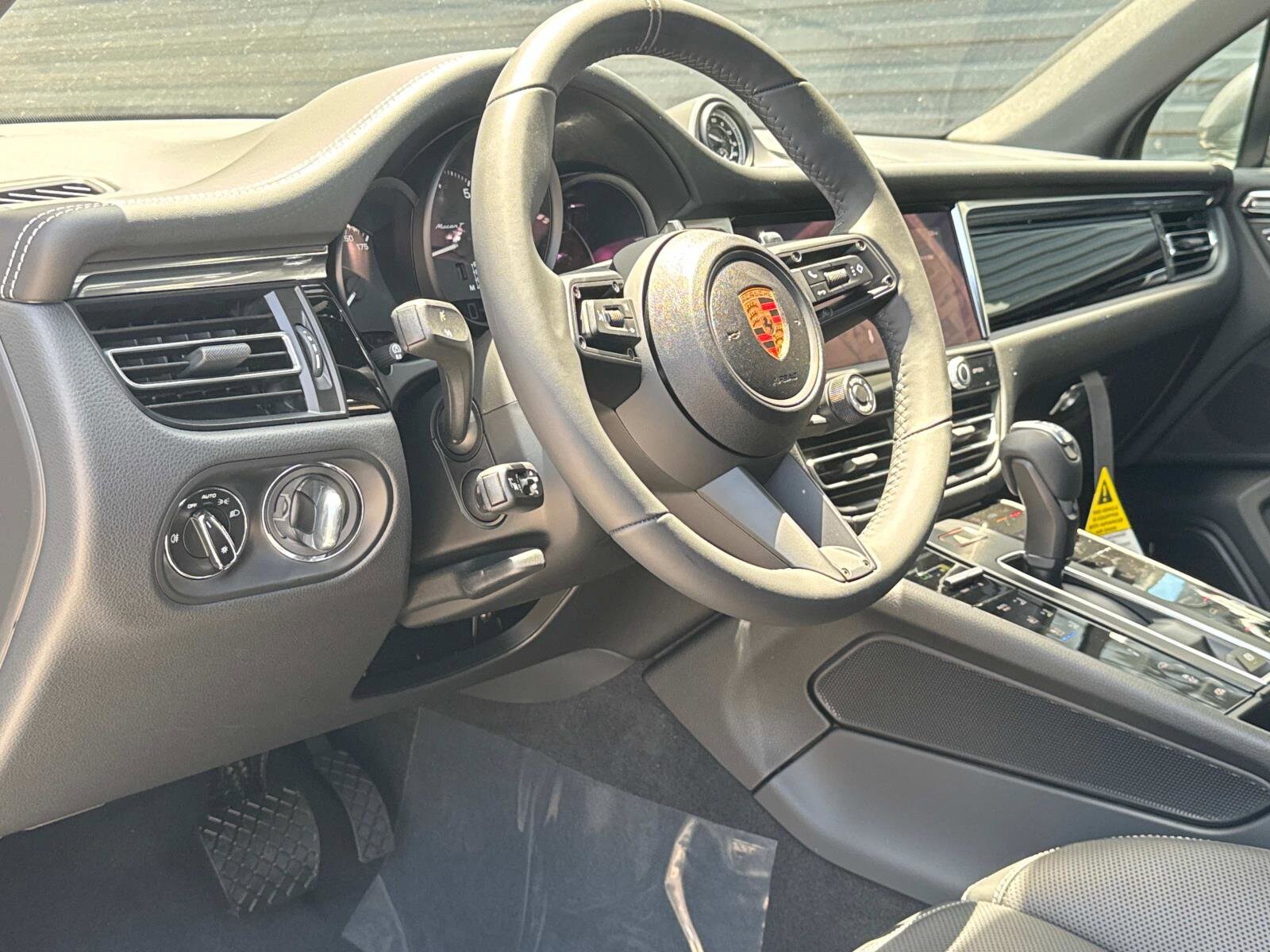 2025 Porsche Macan T photo 4