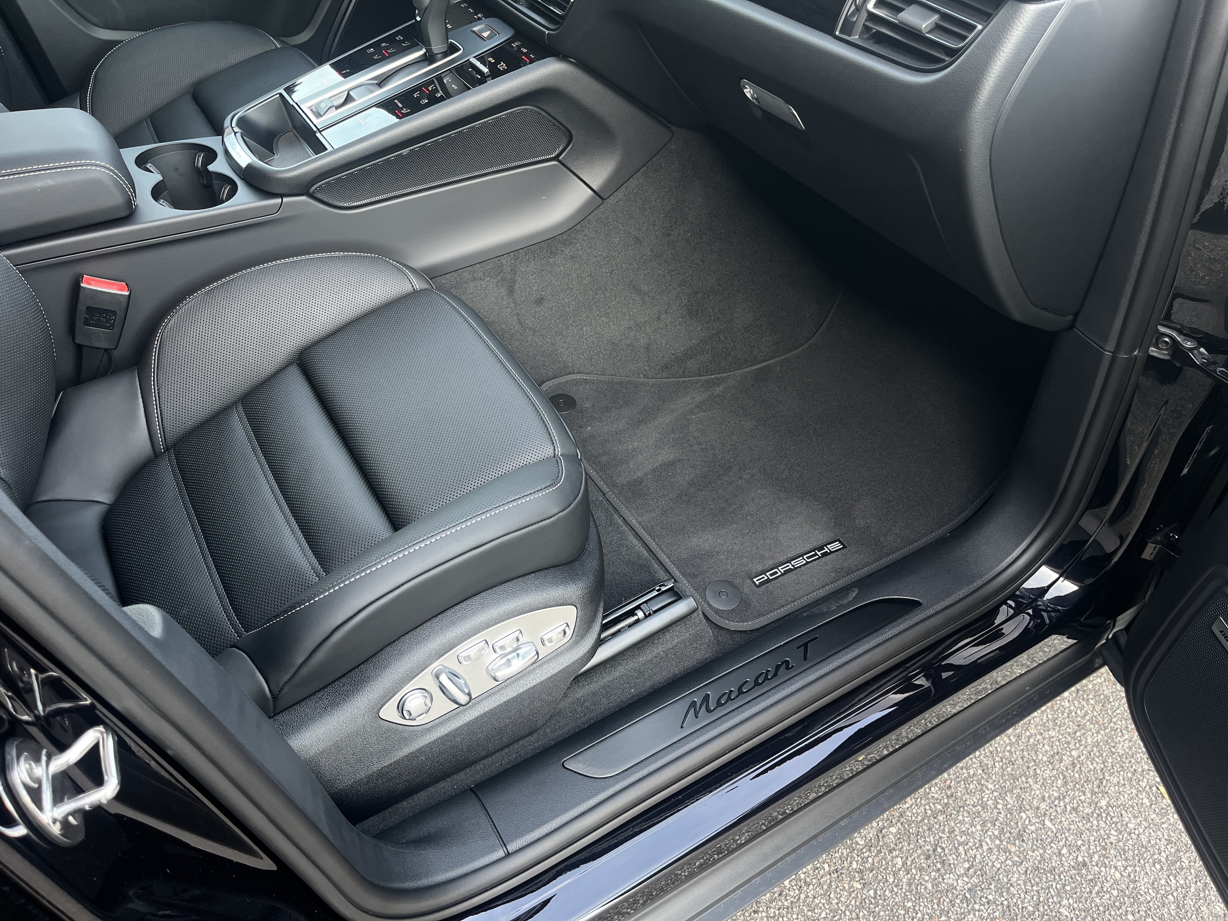 2026 Porsche Macan T - Photo 24