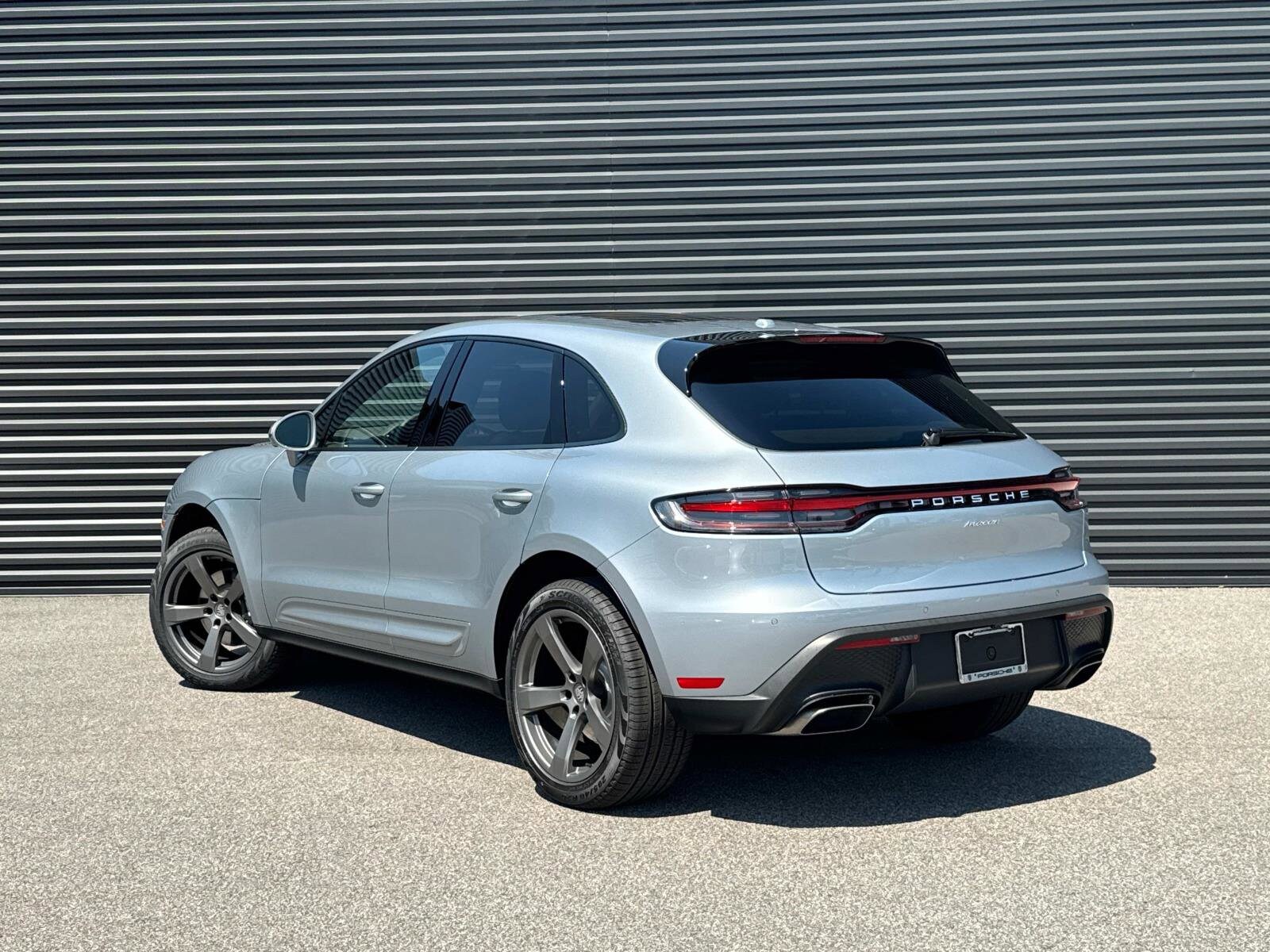 2025 Porsche Macan T photo 2