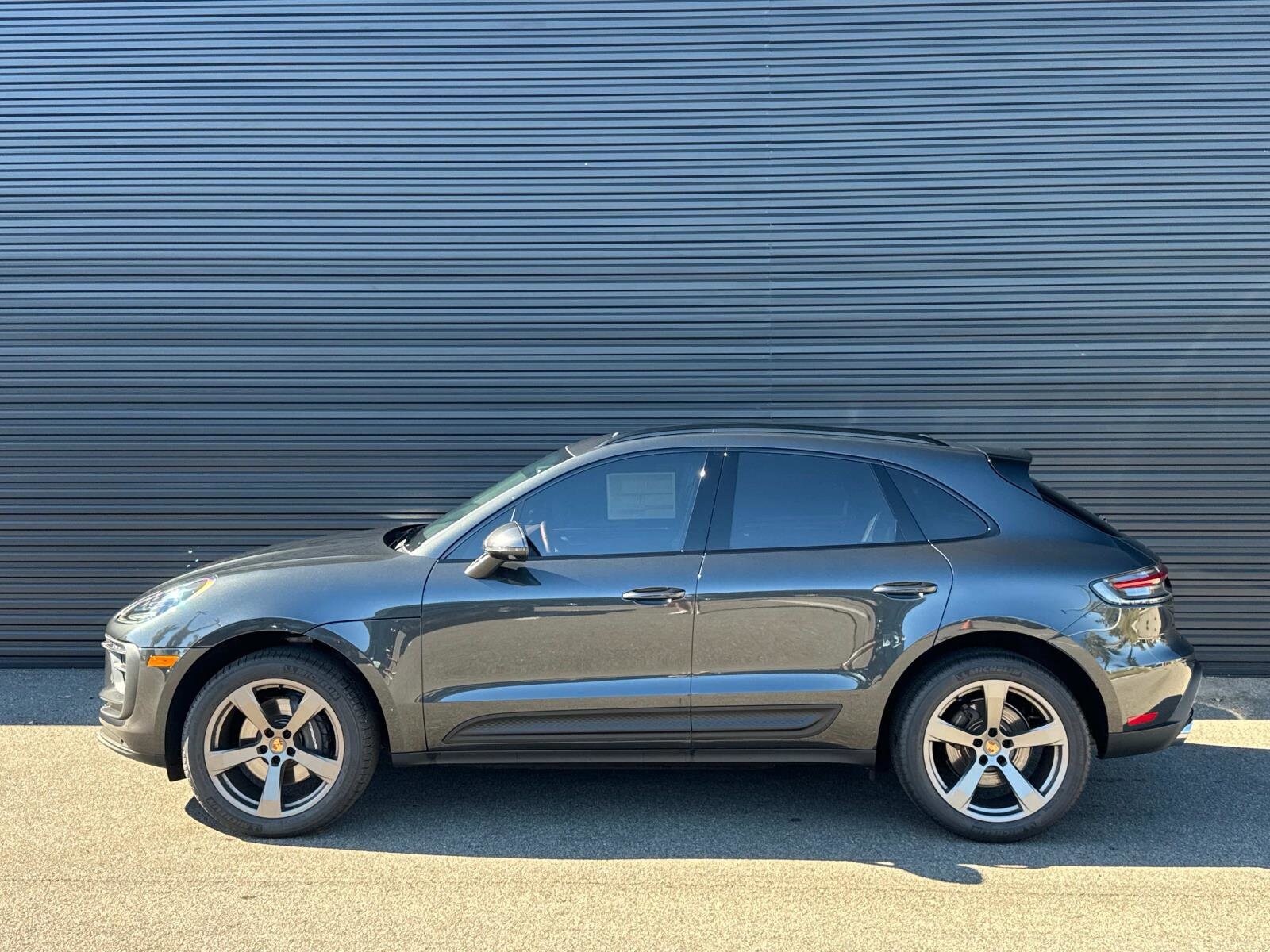 2025 Porsche Macan photo 2