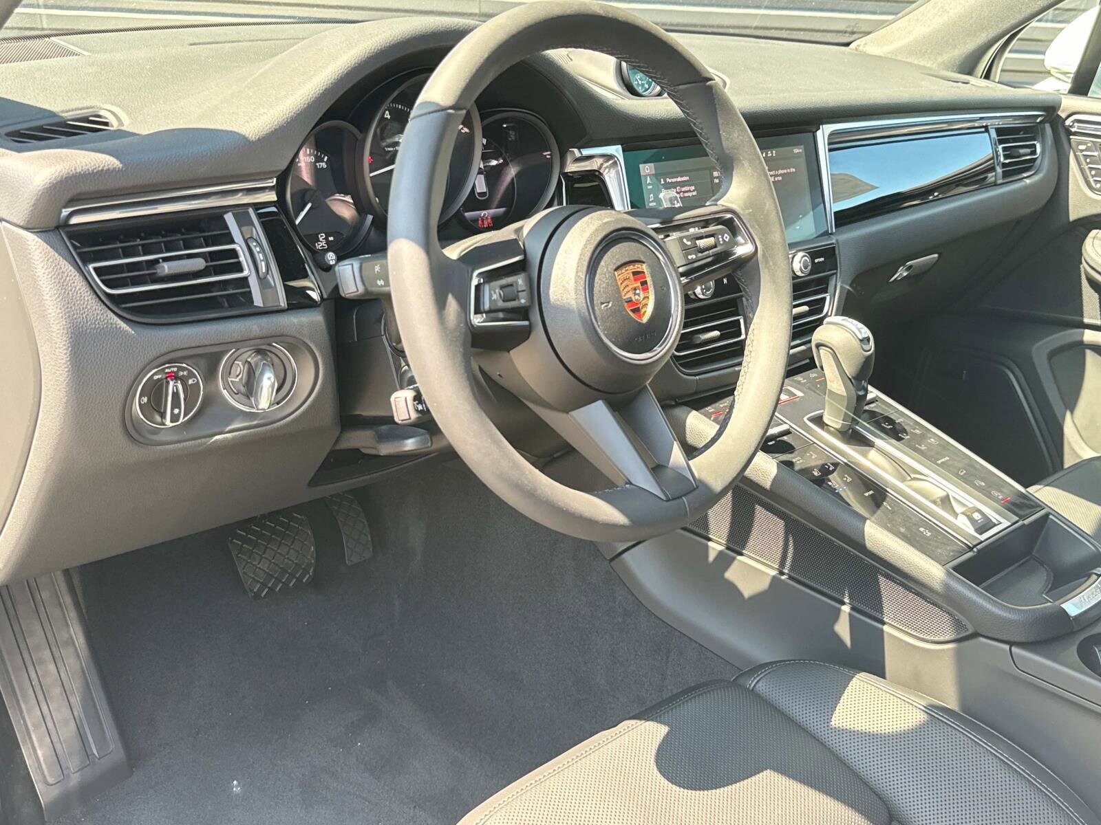 2025 Porsche Macan photo 4