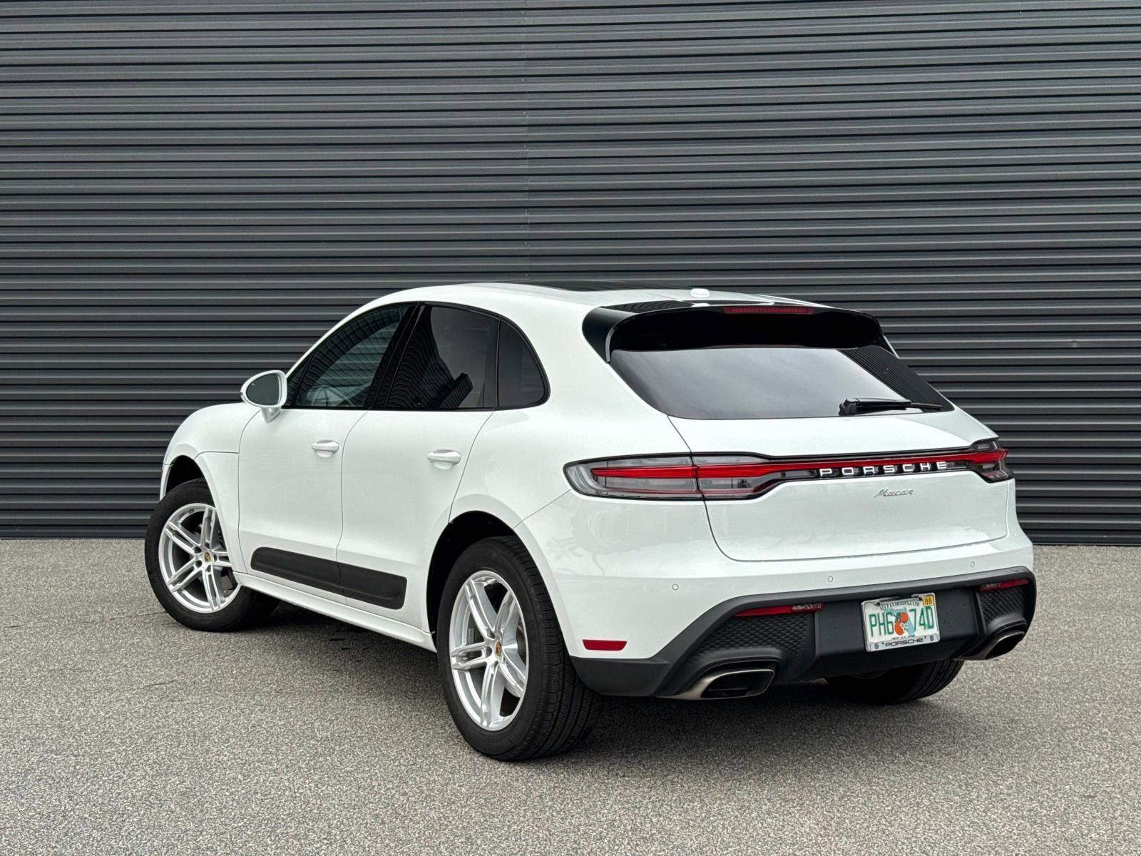2025 Porsche Macan photo 3