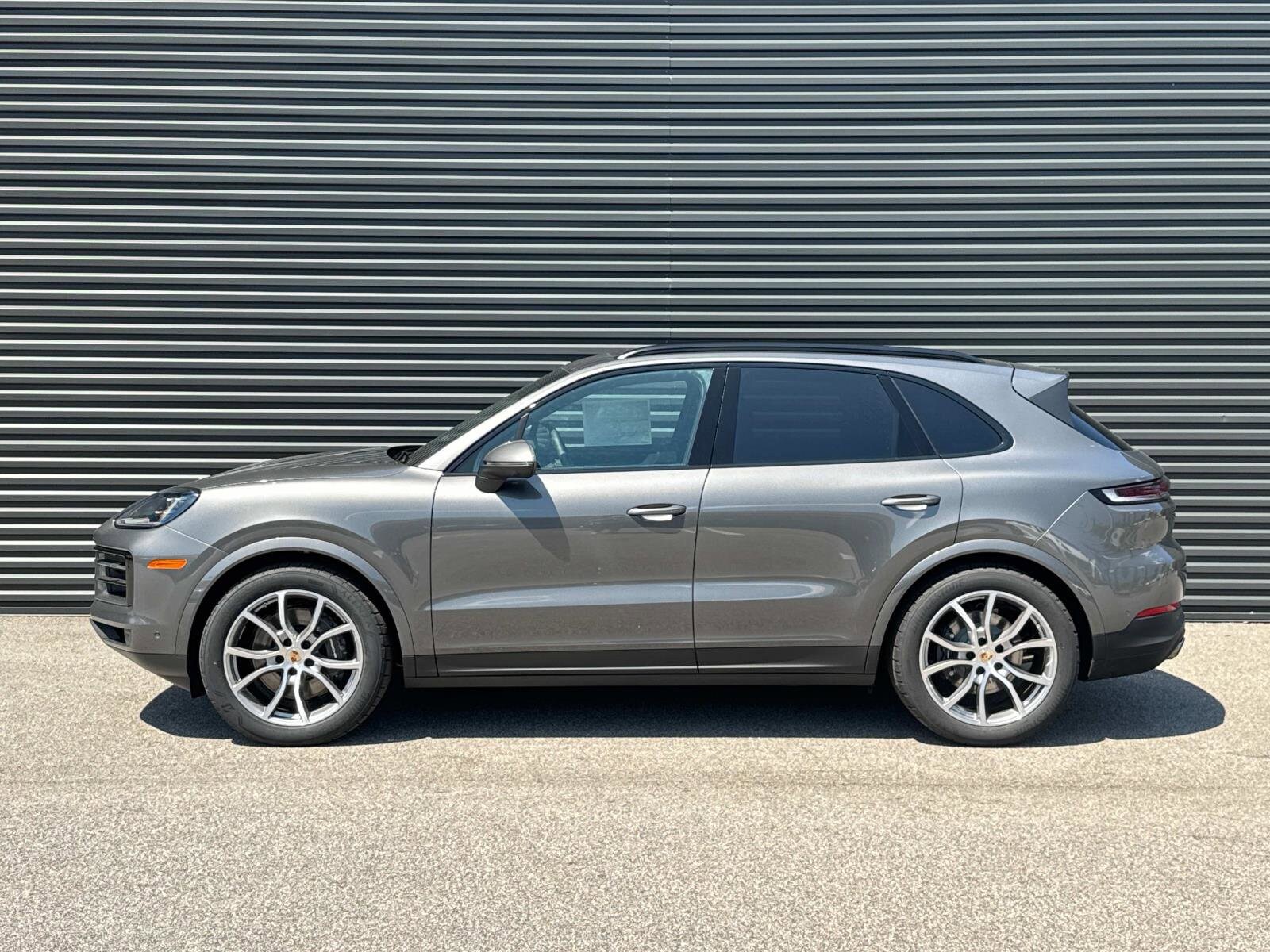 2025 Porsche Cayenne photo 2