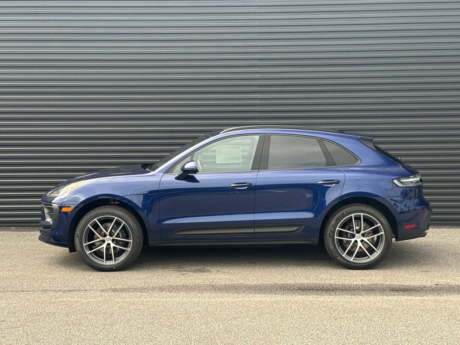 2025 Porsche Macan T photo 2